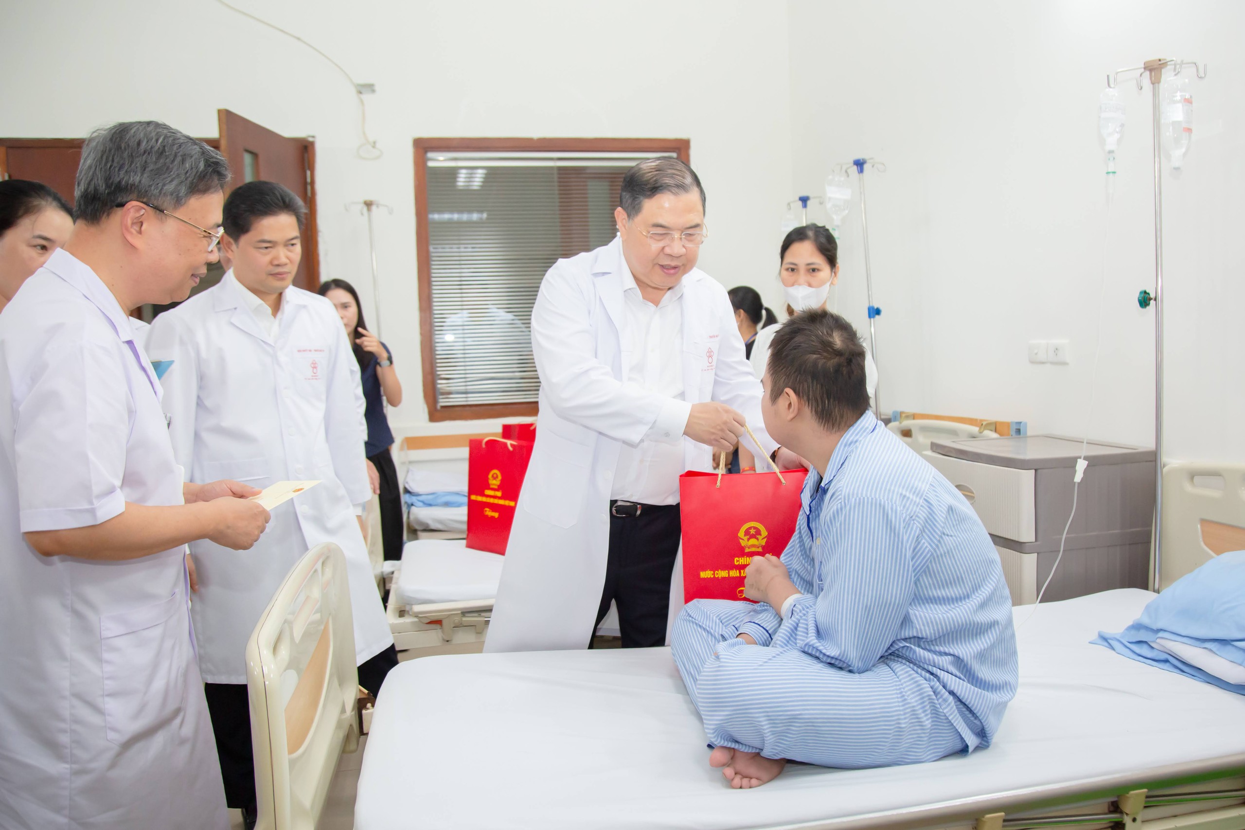Phó Thủ tướng Thường trực Phạm Gia Túc thăm, tặng quà bệnh nhi dịp Tết Trung thu- Ảnh 4.