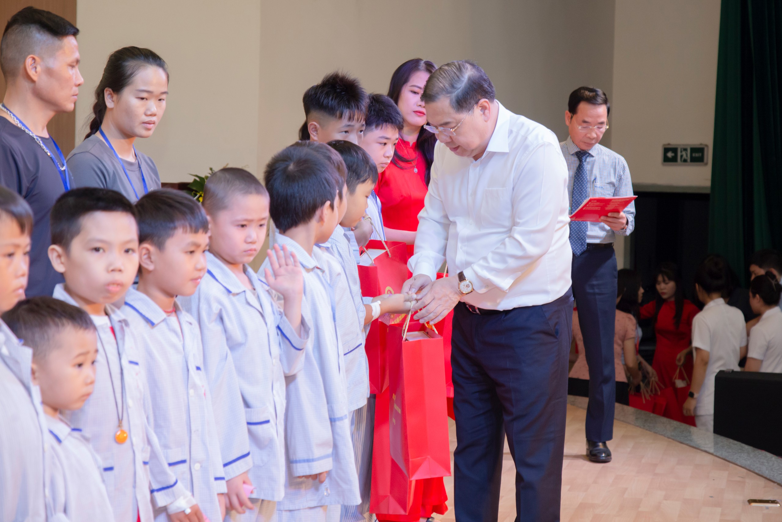 Phó Thủ tướng Thường trực Phạm Gia Túc thăm, tặng quà bệnh nhi dịp Tết Trung thu- Ảnh 3.