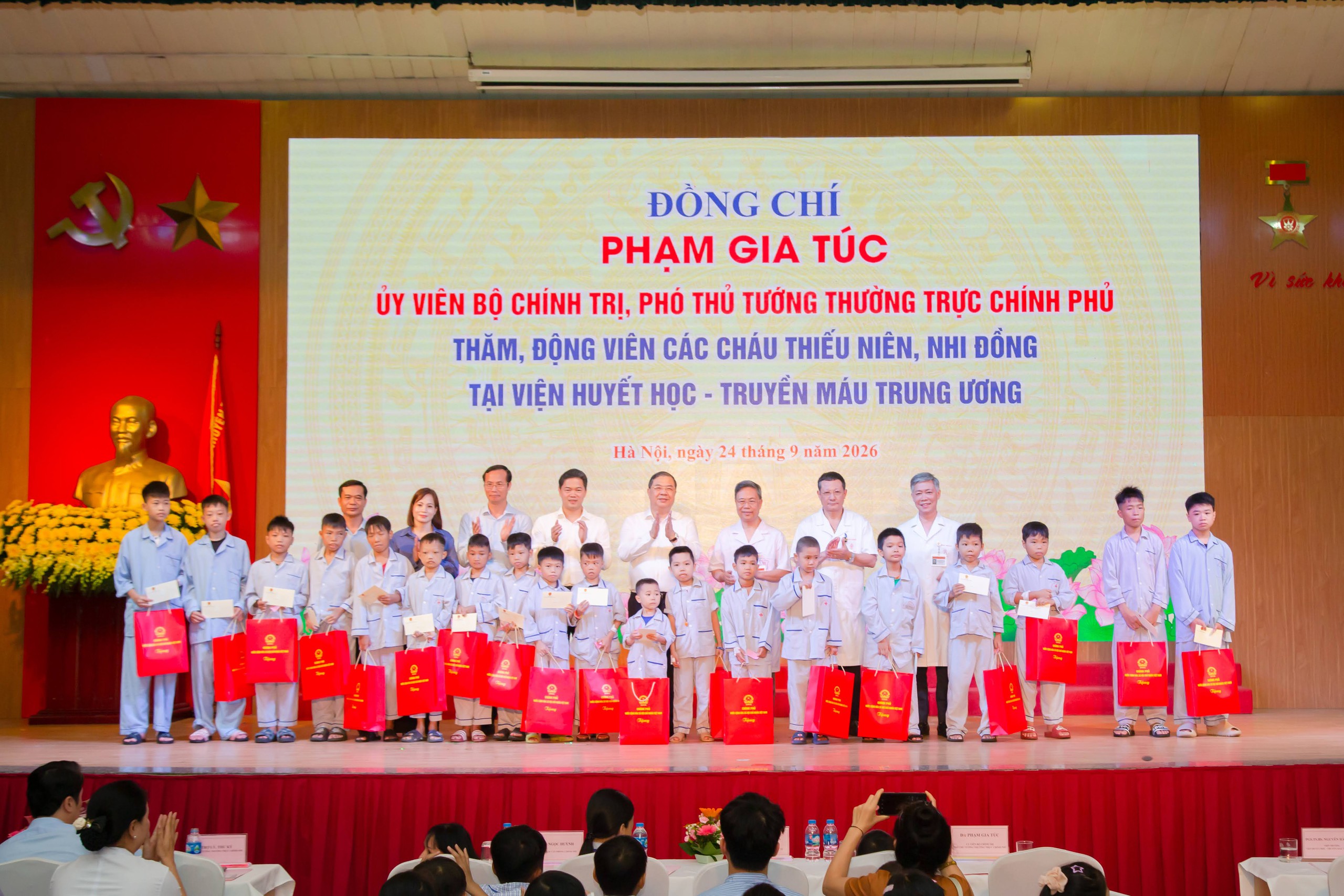 Phó Thủ tướng Thường trực Phạm Gia Túc thăm, tặng quà bệnh nhi dịp Tết Trung thu- Ảnh 2.