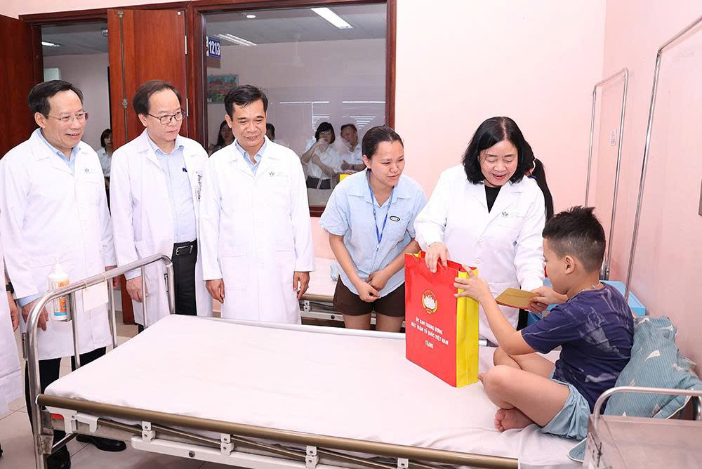 Chủ tịch Ủy ban Trung ương MTTQ Việt Nam Bùi Thị Minh Hoài thăm, tặng quà Trung thu tại Bệnh viện Nhi TW- Ảnh 2.