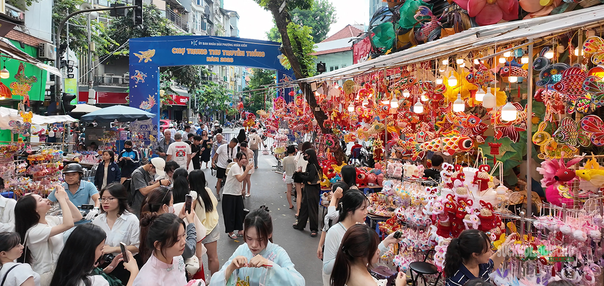 Phố Hàng Mã trước ngày Trung thu- Ảnh 2.