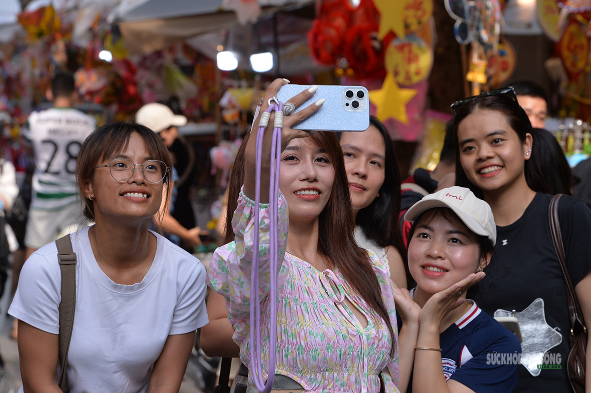 Phố Hàng Mã trước ngày Trung thu- Ảnh 8.