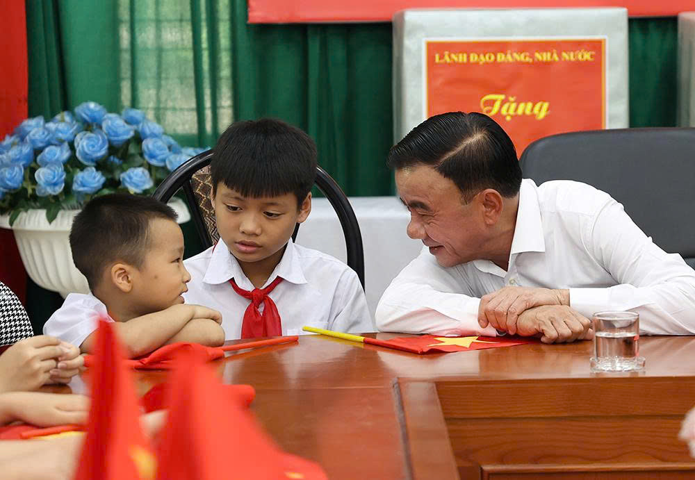 Thường trực Ban Bí thư Trần Cẩm Tú thăm, tặng quà Trung thu Làng Trẻ em SOSHàNội - Ảnh 2.