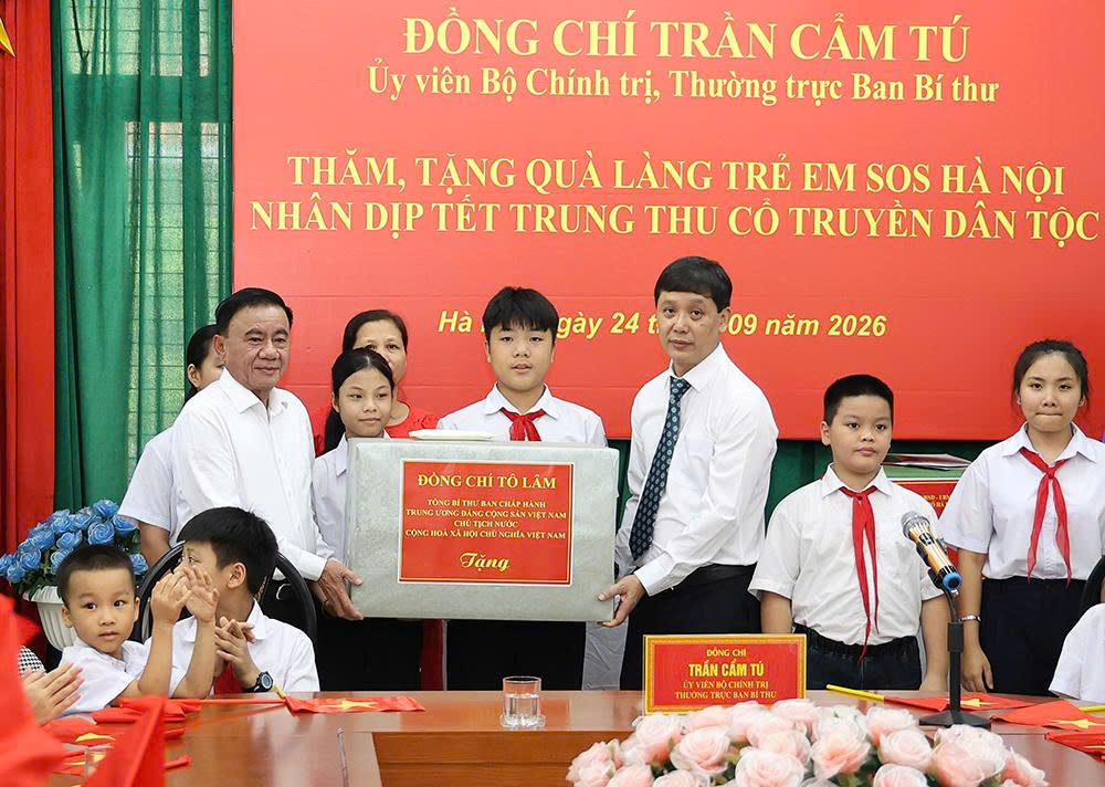Gallery - Thường trực Ban Bí thư Trần Cẩm Tú thăm, tặng quà Trung thu Làng Trẻ em SOS Hà Nội - image 3