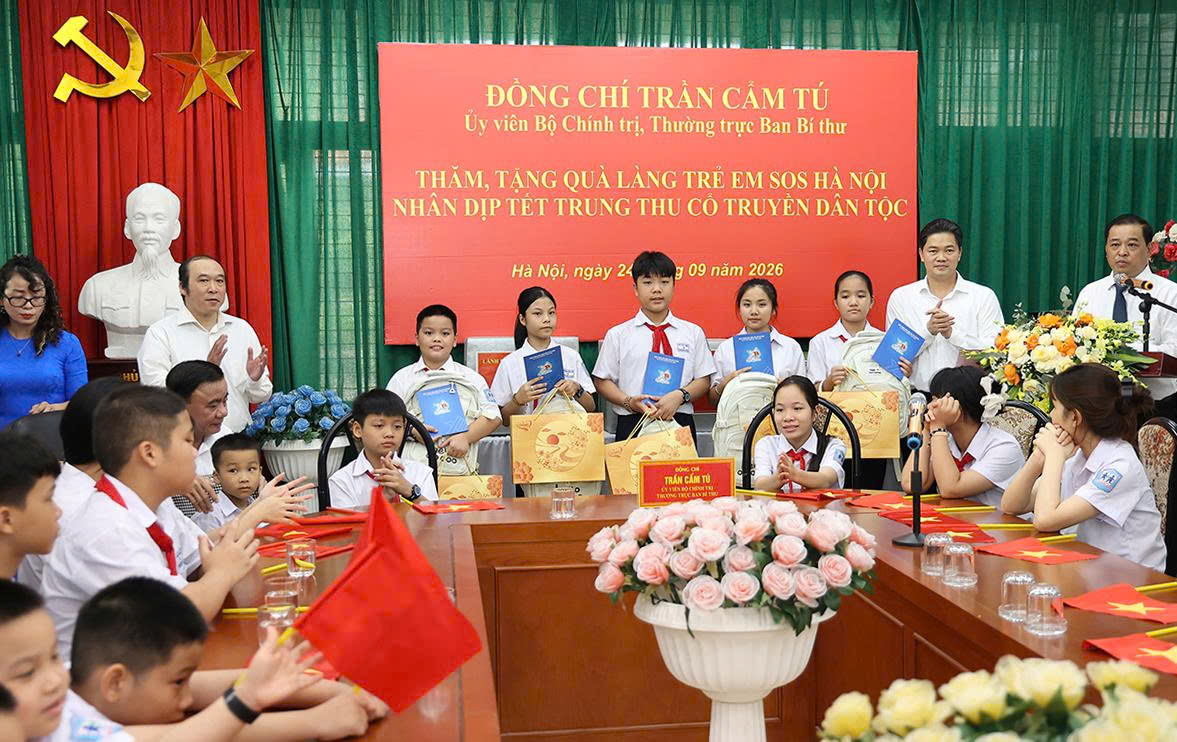 Thường trực Ban Bí thư Trần Cẩm Tú thăm, tặng quà Trung thu Làng Trẻ em SOSHàNội - Ảnh 4.