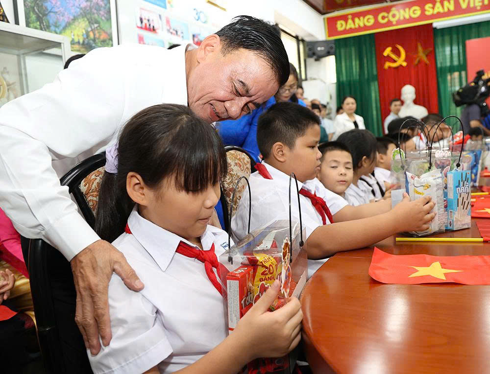 Thường trực Ban Bí thư Trần Cẩm Tú thăm, tặng quà Trung thu Làng Trẻ em SOSHàNội - Ảnh 3.