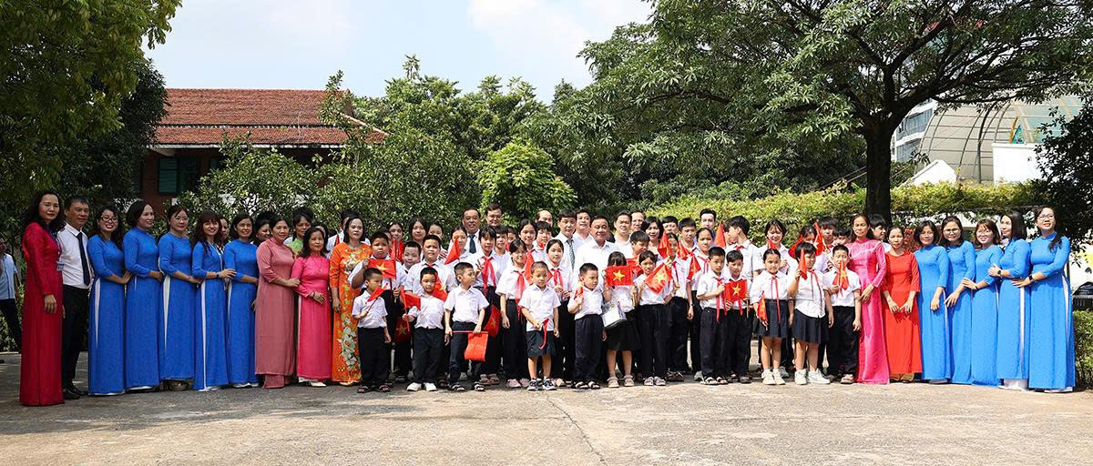 Thường trực Ban Bí thư Trần Cẩm Tú thăm, tặng quà Trung thu Làng Trẻ em SOSHàNội - Ảnh 8.