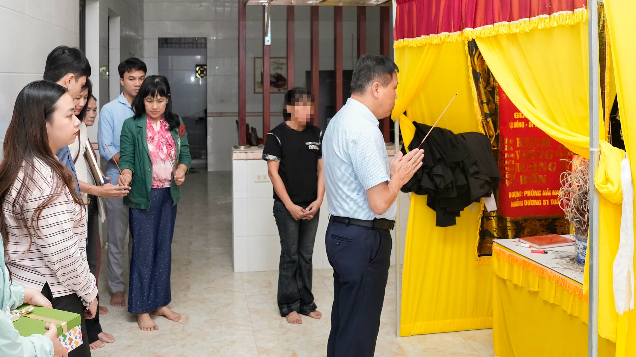 Trao Kỷ niệm chương 'Vì sức khỏe nhân dân' cho gia đình người hiến tạng- Ảnh 2.