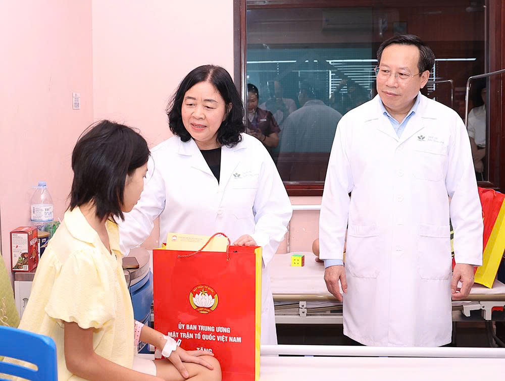 Chủ tịch Ủy ban Trung ương MTTQ Việt Nam Bùi Thị Minh Hoài thăm, tặng quà Trung thu tại Bệnh viện Nhi TW- Ảnh 5.