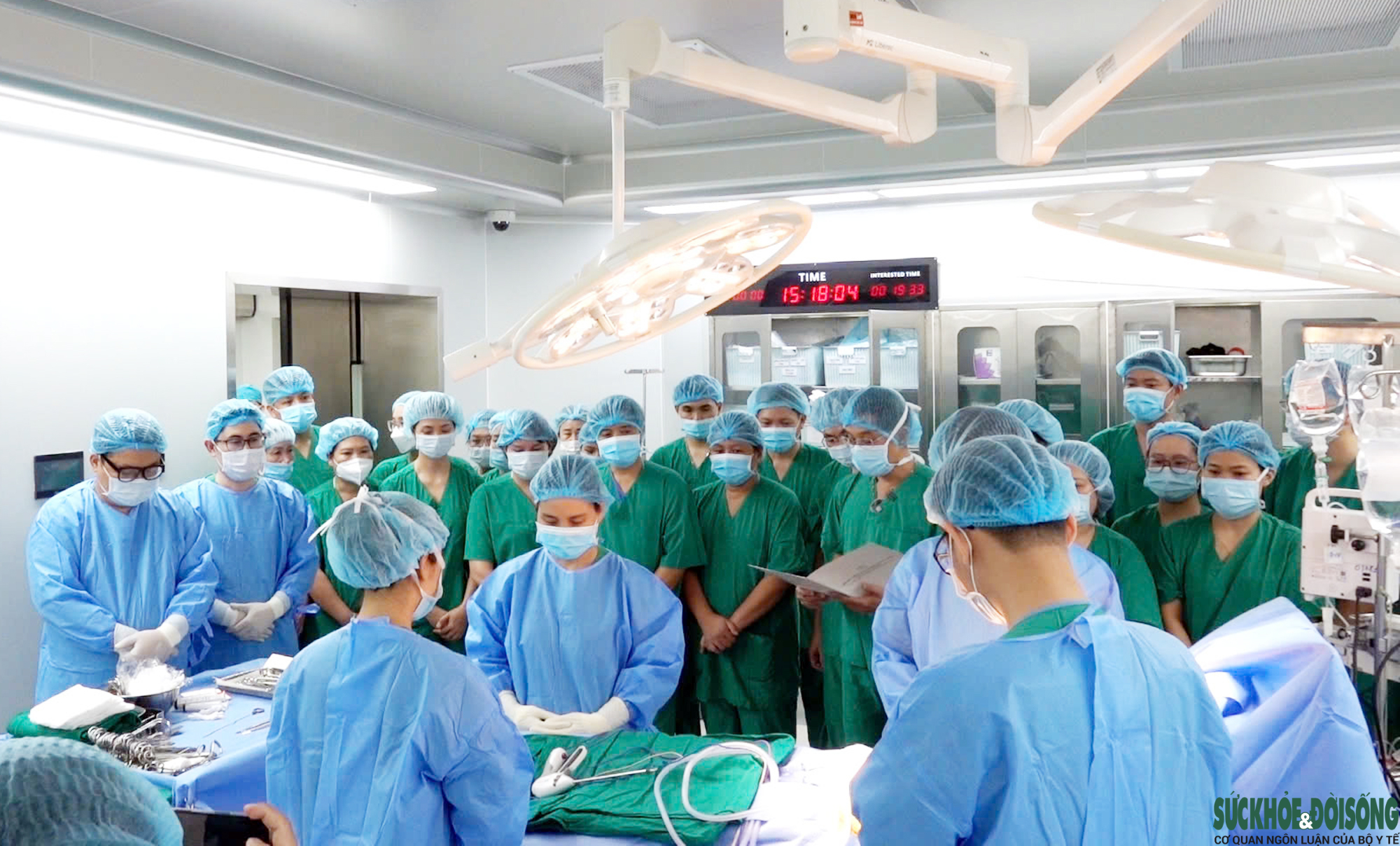 Chồng, con nghẹn ngào hôn tiễn biệt nữ nhân viên y tế trước khi hiến tạng - Ảnh 2.