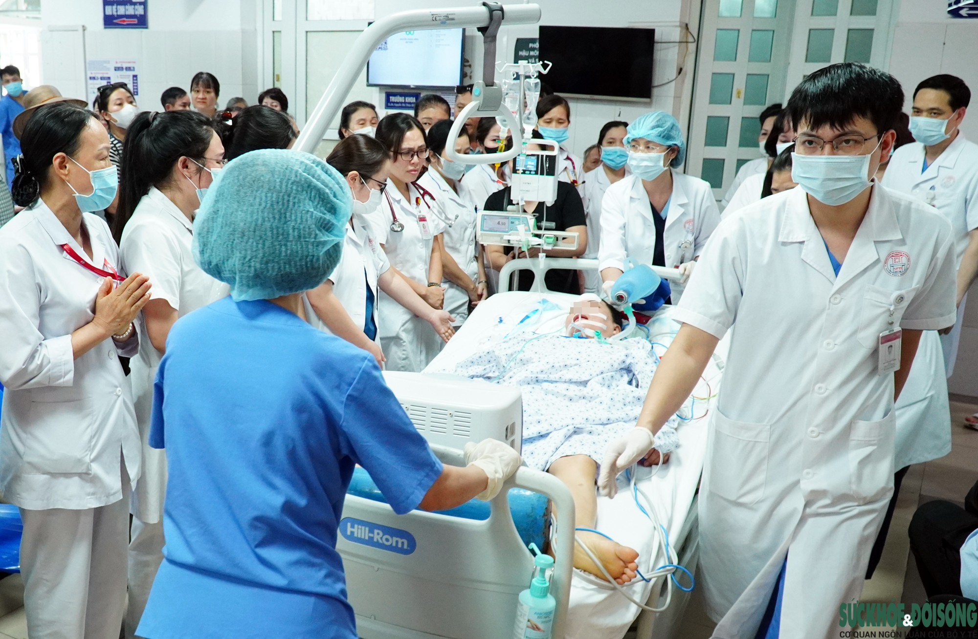Chồng, con nghẹn ngào hôn tiễn biệt nữ nhân viên y tế trước khi hiến tạng - Ảnh 3.