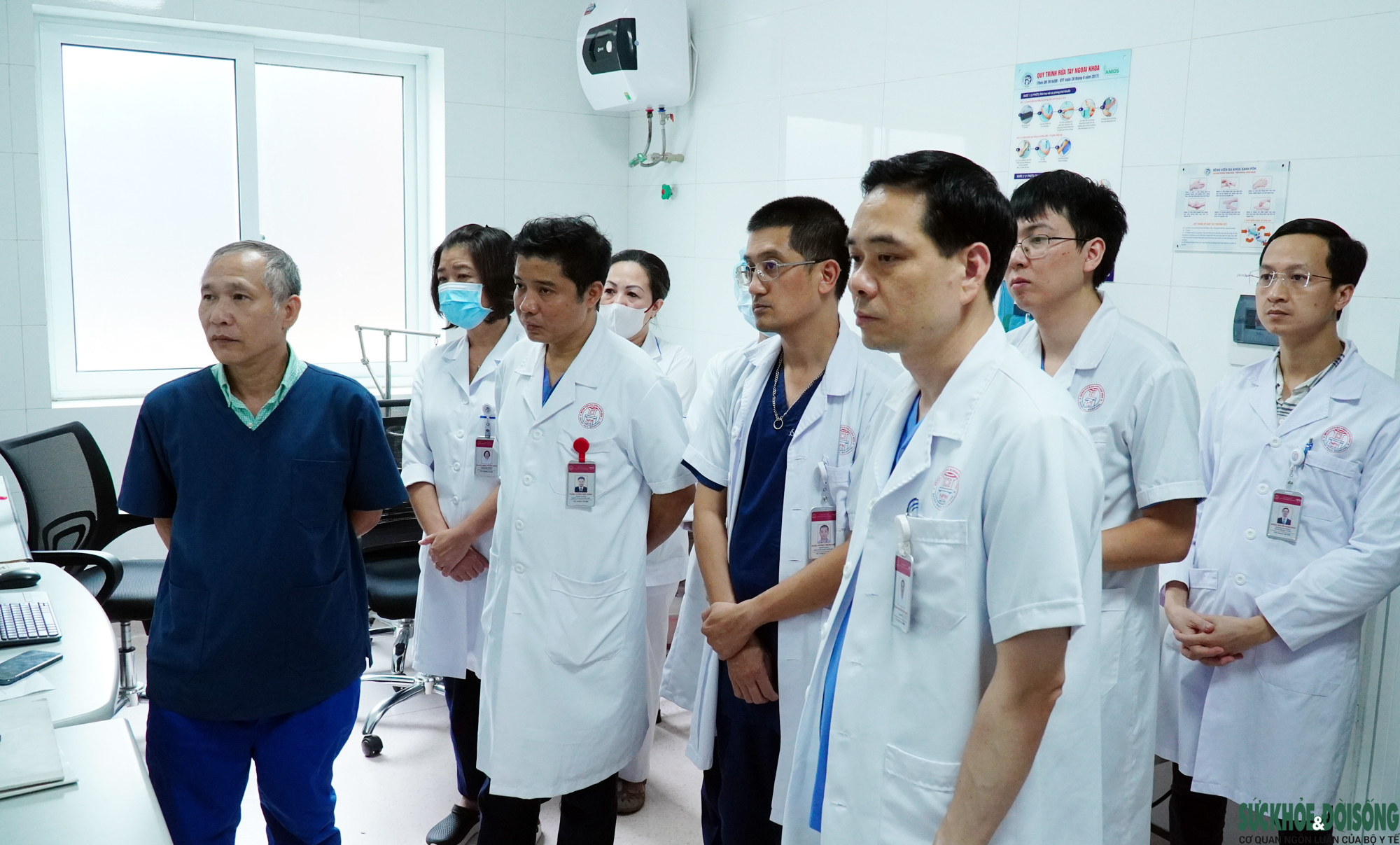 Chồng, con nghẹn ngào hôn tiễn biệt nữ nhân viên y tế trước khi hiến tạng - Ảnh 8.