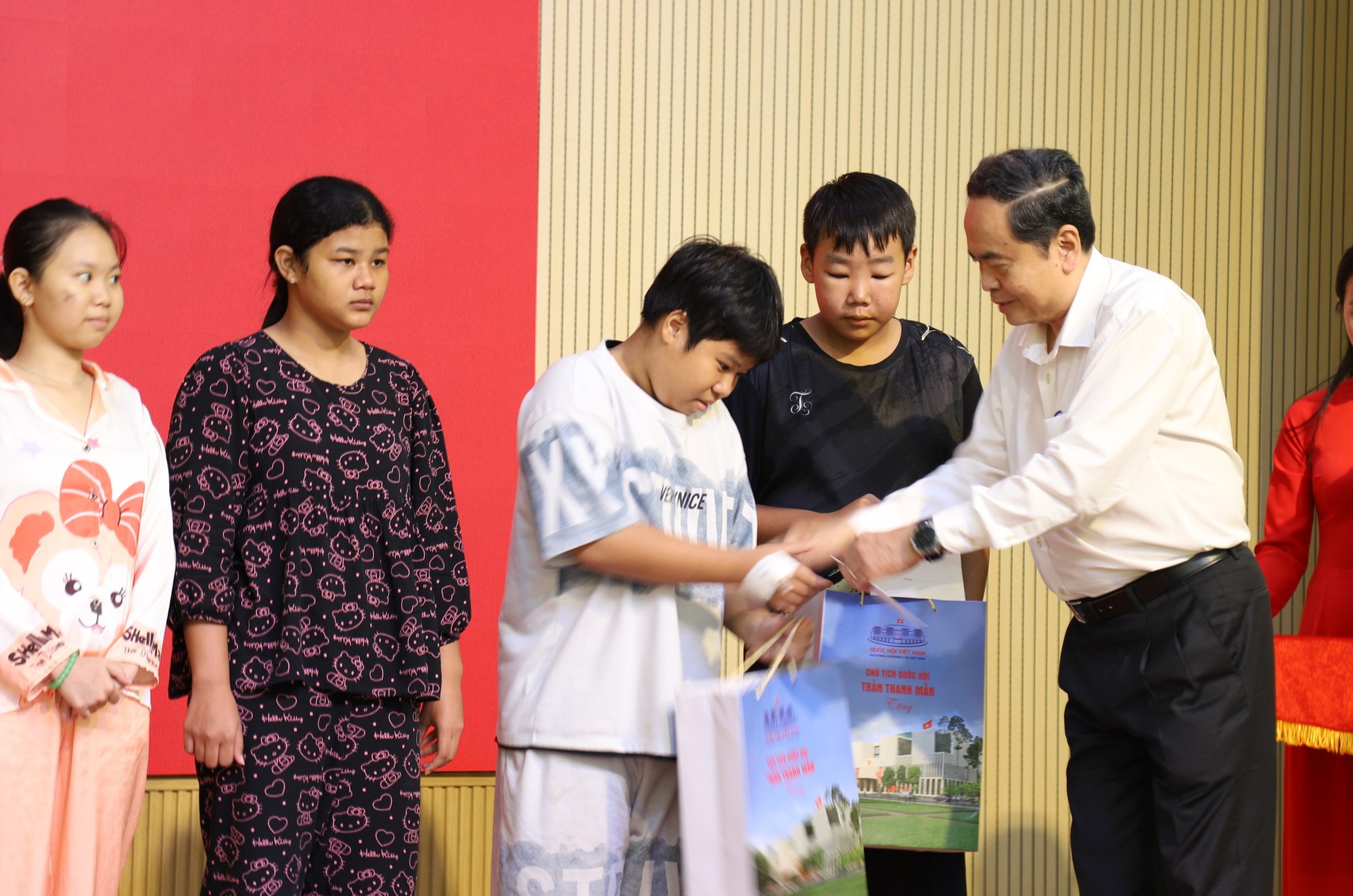 Gallery - Chủ tịch Quốc hội Trần Thanh Mẫn thăm, tặng quà Trung thu cho bệnh nhi TPHCM - image 1