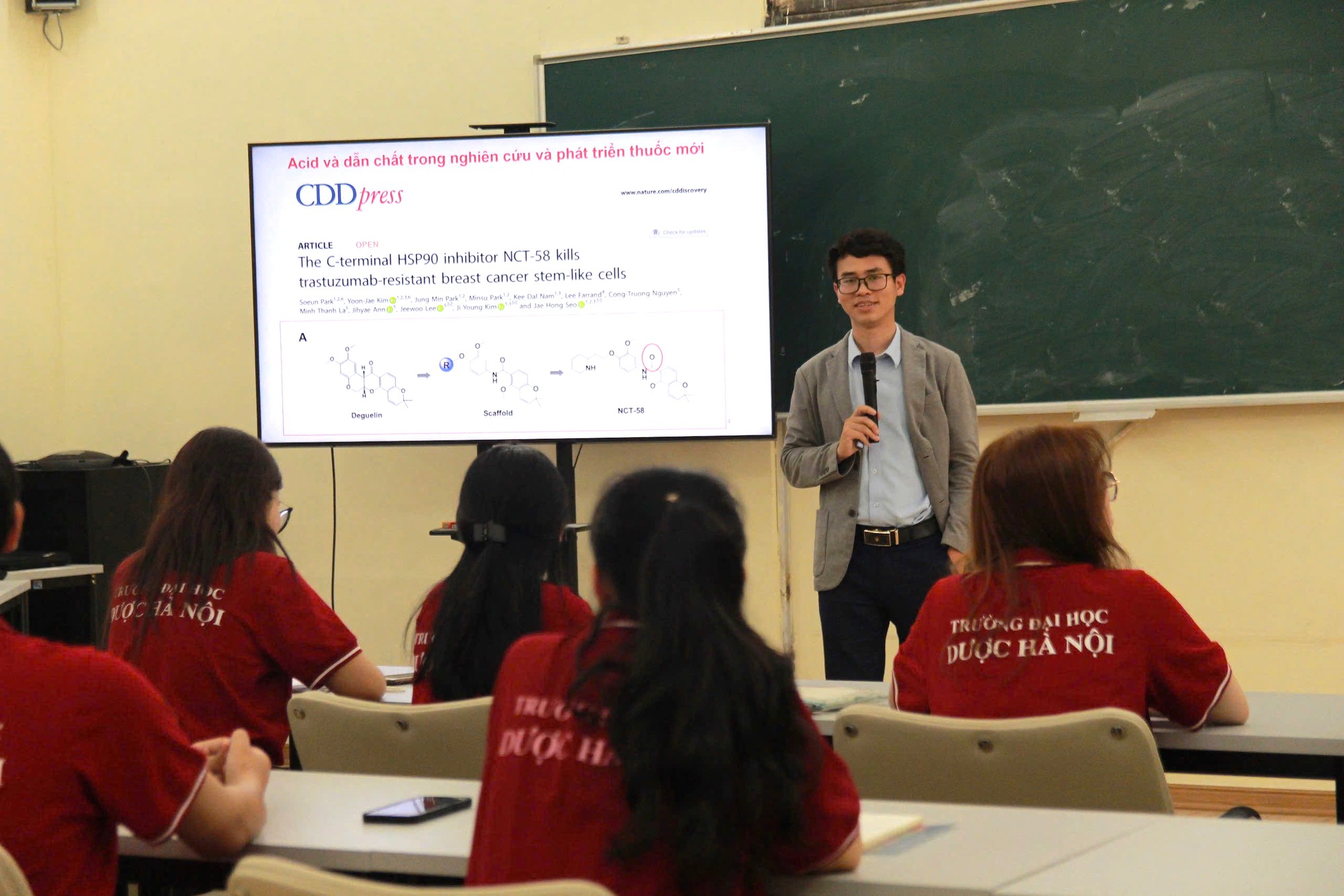 Ngày Dược sĩ thế giới 25/9: 'Người gác cổng' thầm lặng và câu chuyện dùng thuốc an toàn hợp lý - Ảnh 2.