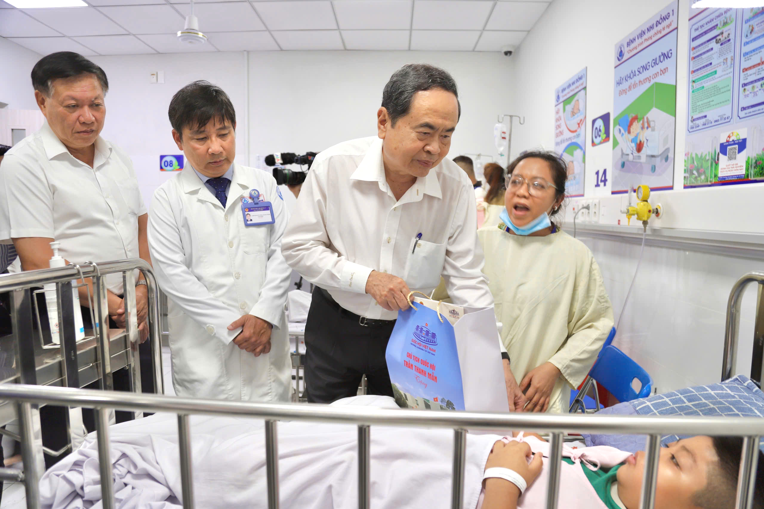 Gallery - Chủ tịch Quốc hội Trần Thanh Mẫn thăm, tặng quà Trung thu cho bệnh nhi TPHCM - image 2