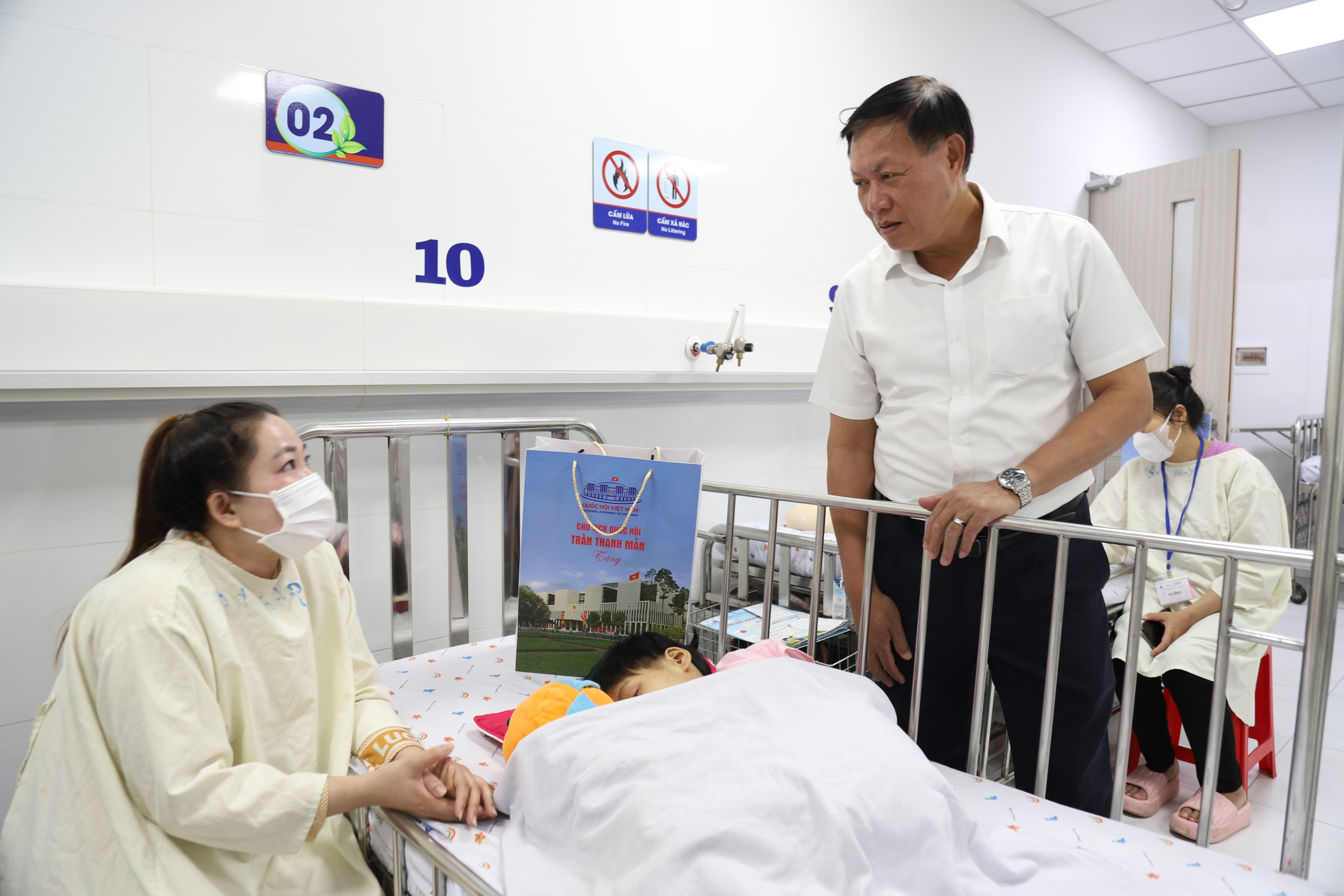 Gallery - Chủ tịch Quốc hội Trần Thanh Mẫn thăm, tặng quà Trung thu cho bệnh nhi TPHCM - image 4