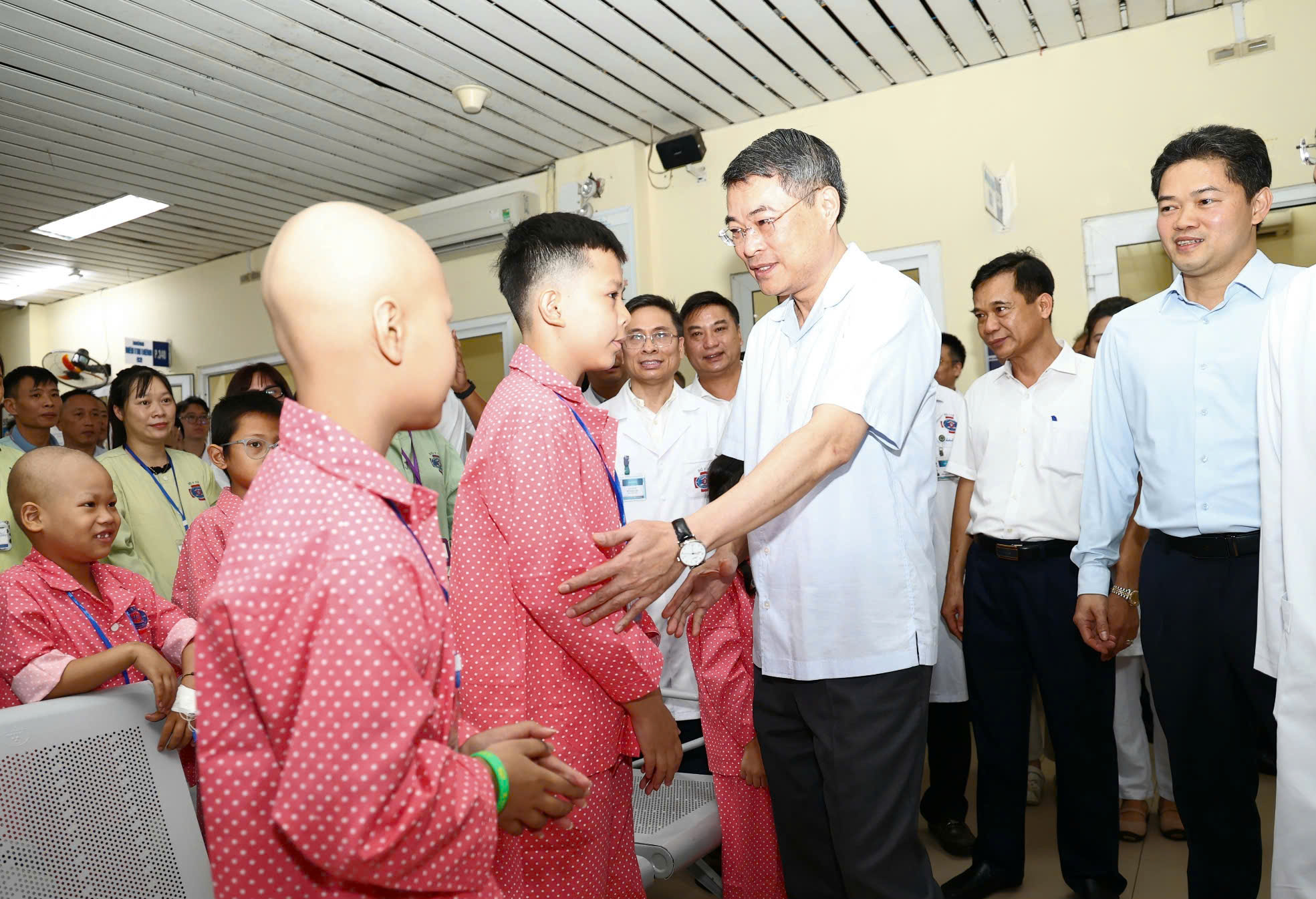 Thủ tướng Lê Minh Hưng thăm, tặng quà Trung thu cho các bệnh nhi Bệnh viện K- Ảnh 3.