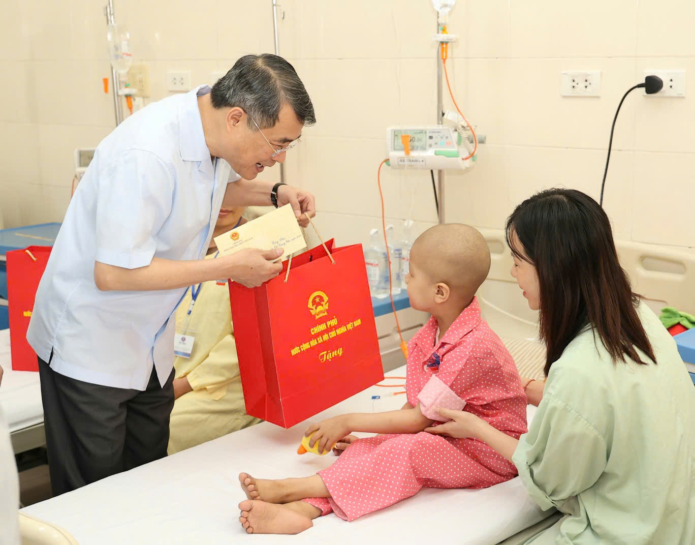 Thủ tướng Lê Minh Hưng thăm, tặng quà Trung thu cho các bệnh nhi Bệnh viện K- Ảnh 8.