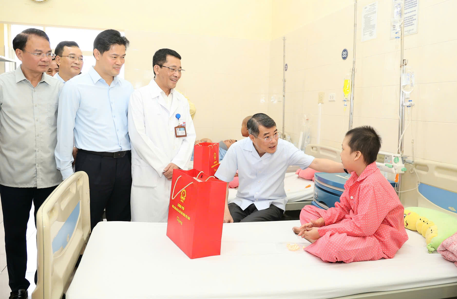 Thủ tướng Lê Minh Hưng thăm, tặng quà Trung thu cho các bệnh nhi Bệnh viện K- Ảnh 9.