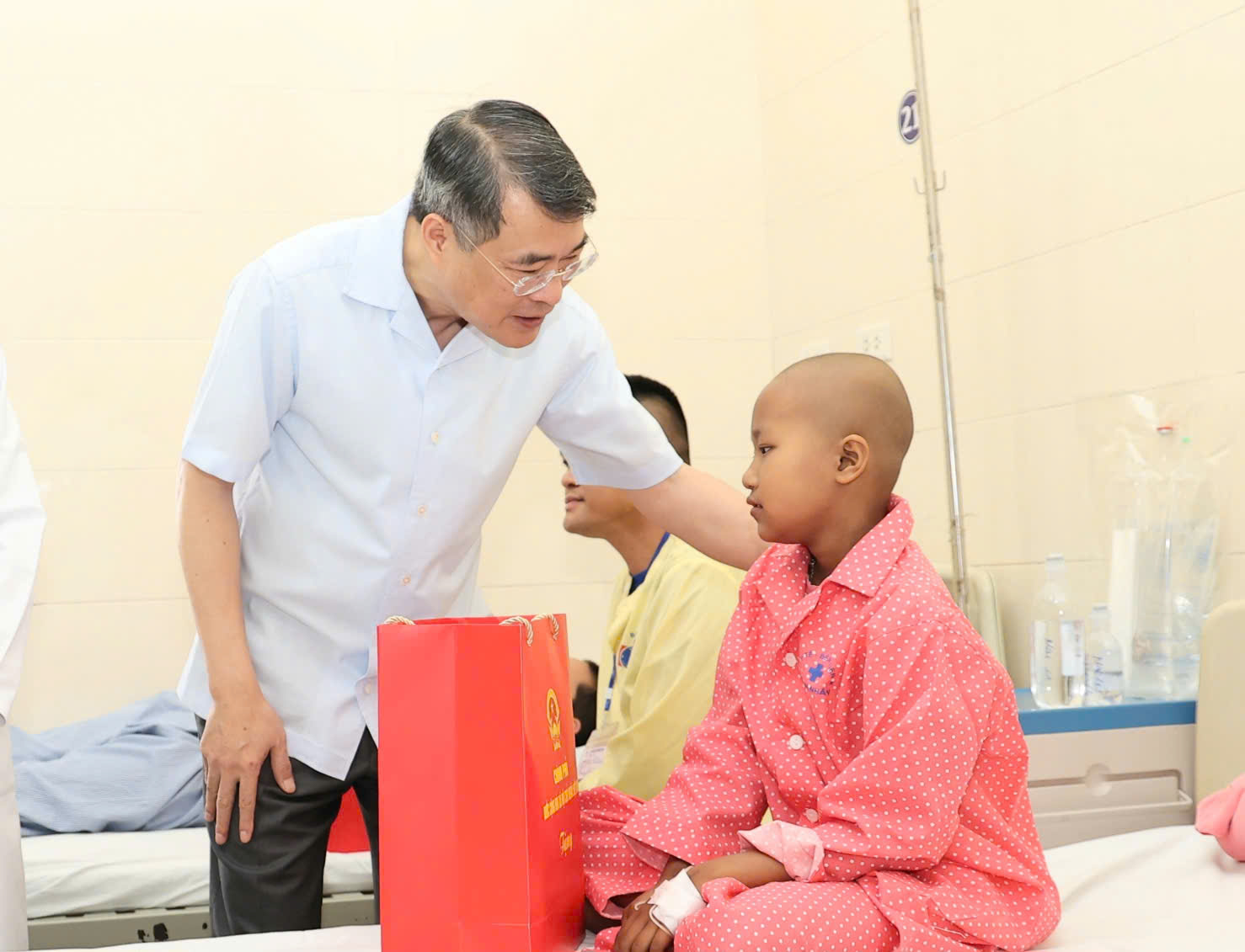 Thủ tướng Lê Minh Hưng thăm, tặng quà Trung thu cho các bệnh nhi Bệnh viện K- Ảnh 6.