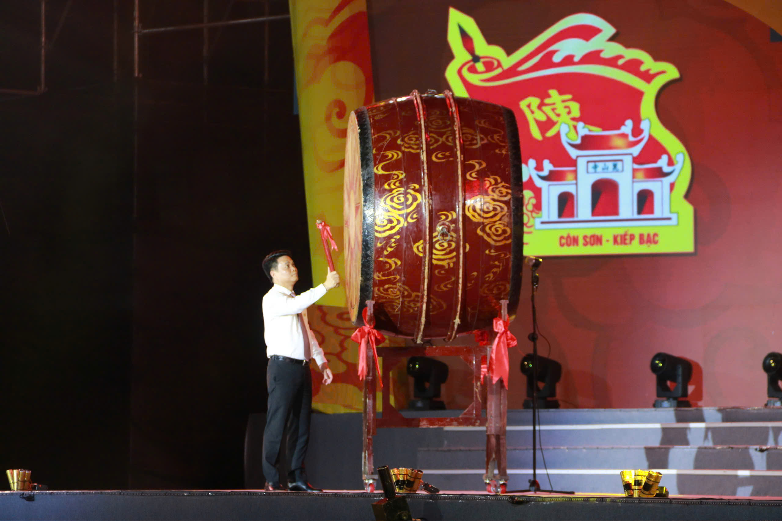 Ấn tượng đêm khai hội mùa thu Côn Sơn - Kiếp Bạc 2026- Ảnh 3.