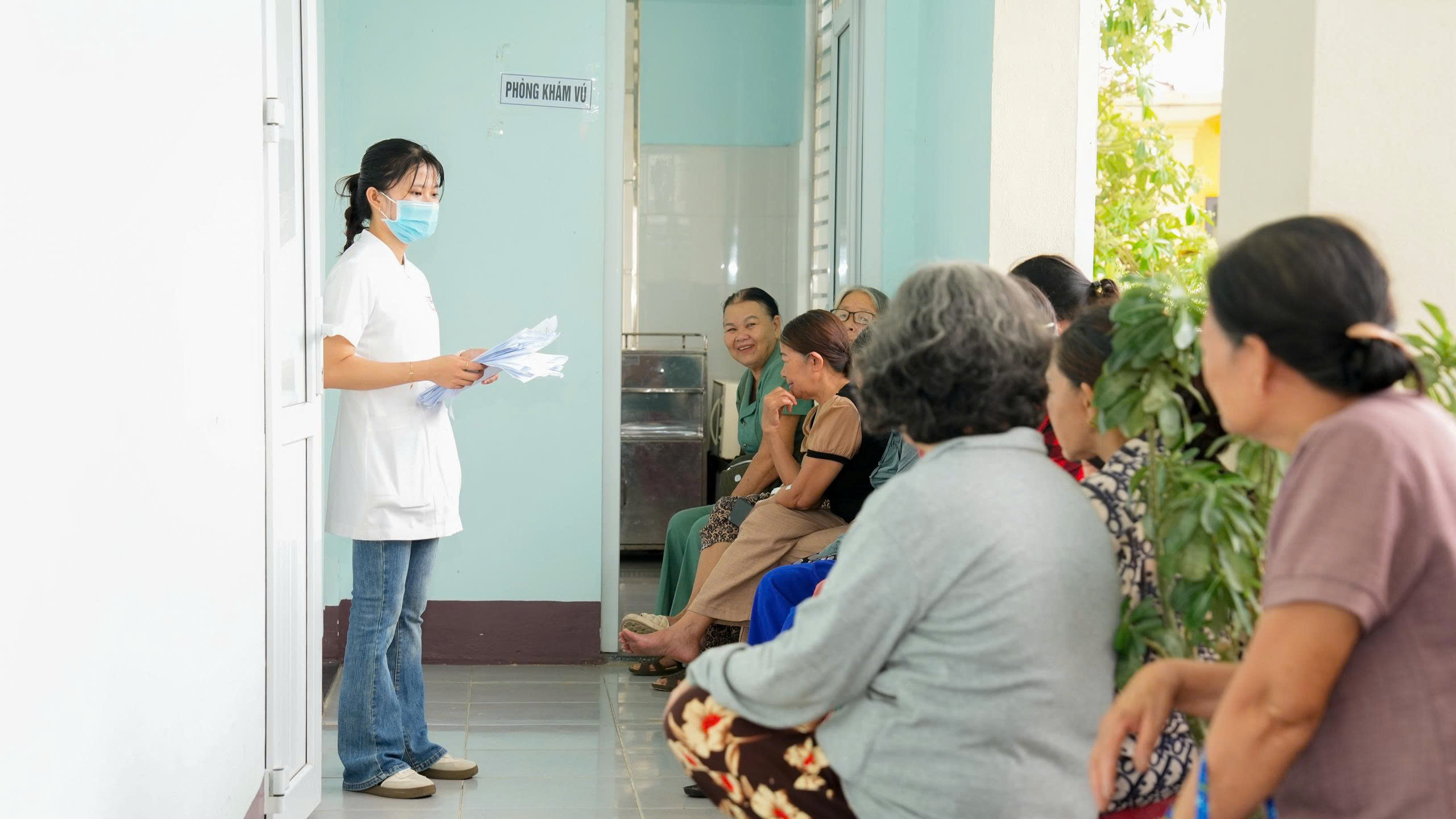 Hơn 1.000 người dân ở Huế được khám sức khỏe, sàng lọc ung thư miễn phí- Ảnh 2.