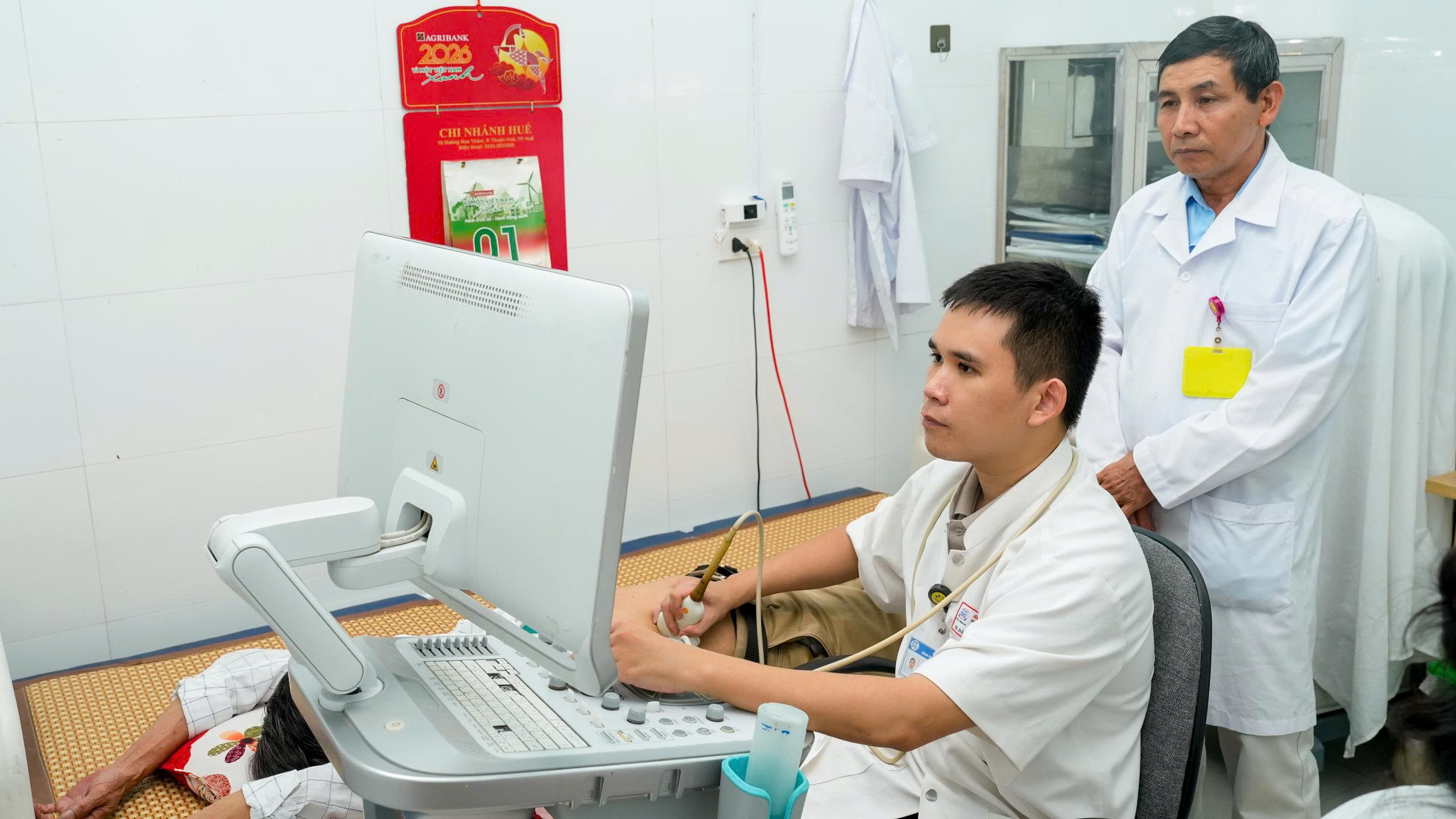Hơn 1.000 người dân ở Huế được khám sức khỏe, sàng lọc ung thư miễn phí- Ảnh 3.