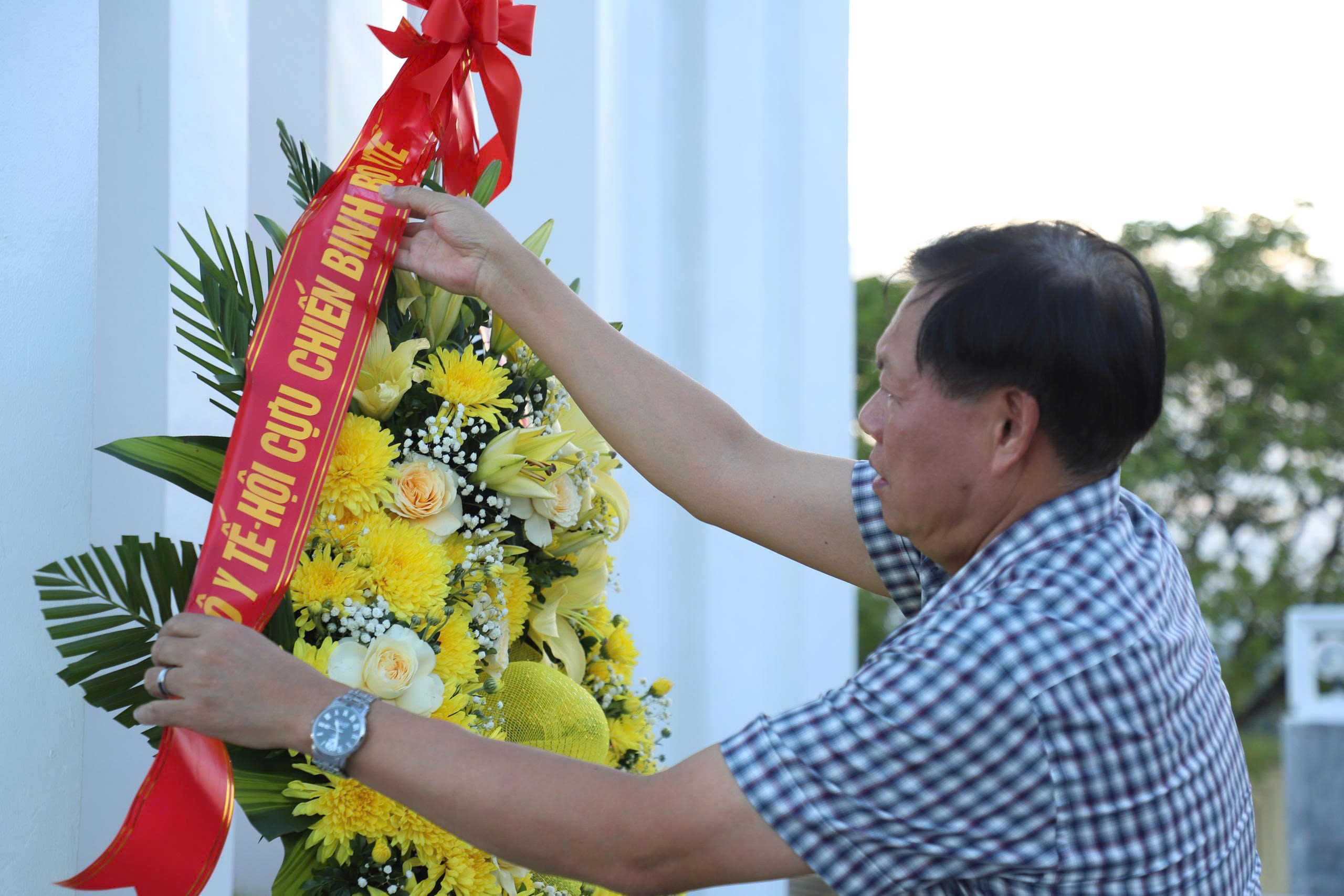 Gallery - Thứ trưởng Đỗ Xuân Tuyên và đoàn Hội Cựu chiến binh Bộ Y tế tri ân các Anh hùng,Liệt sĩ tại Quảng Ninh