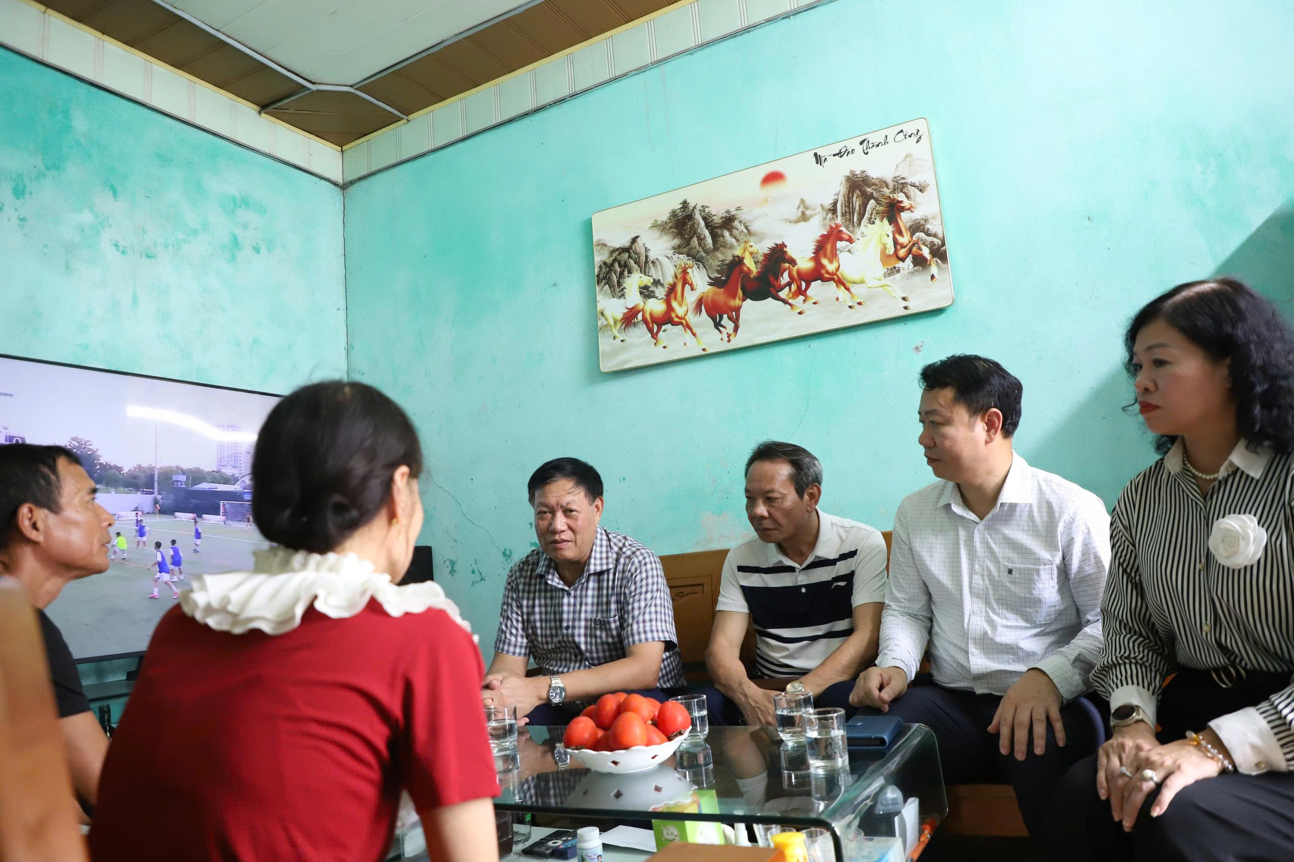 Gallery - Thứ trưởng Đỗ Xuân Tuyên và đoàn Hội Cựu chiến binh Bộ Y tế tri ân các Anh hùng,Liệt sĩ tại Quảng Ninh - image 3