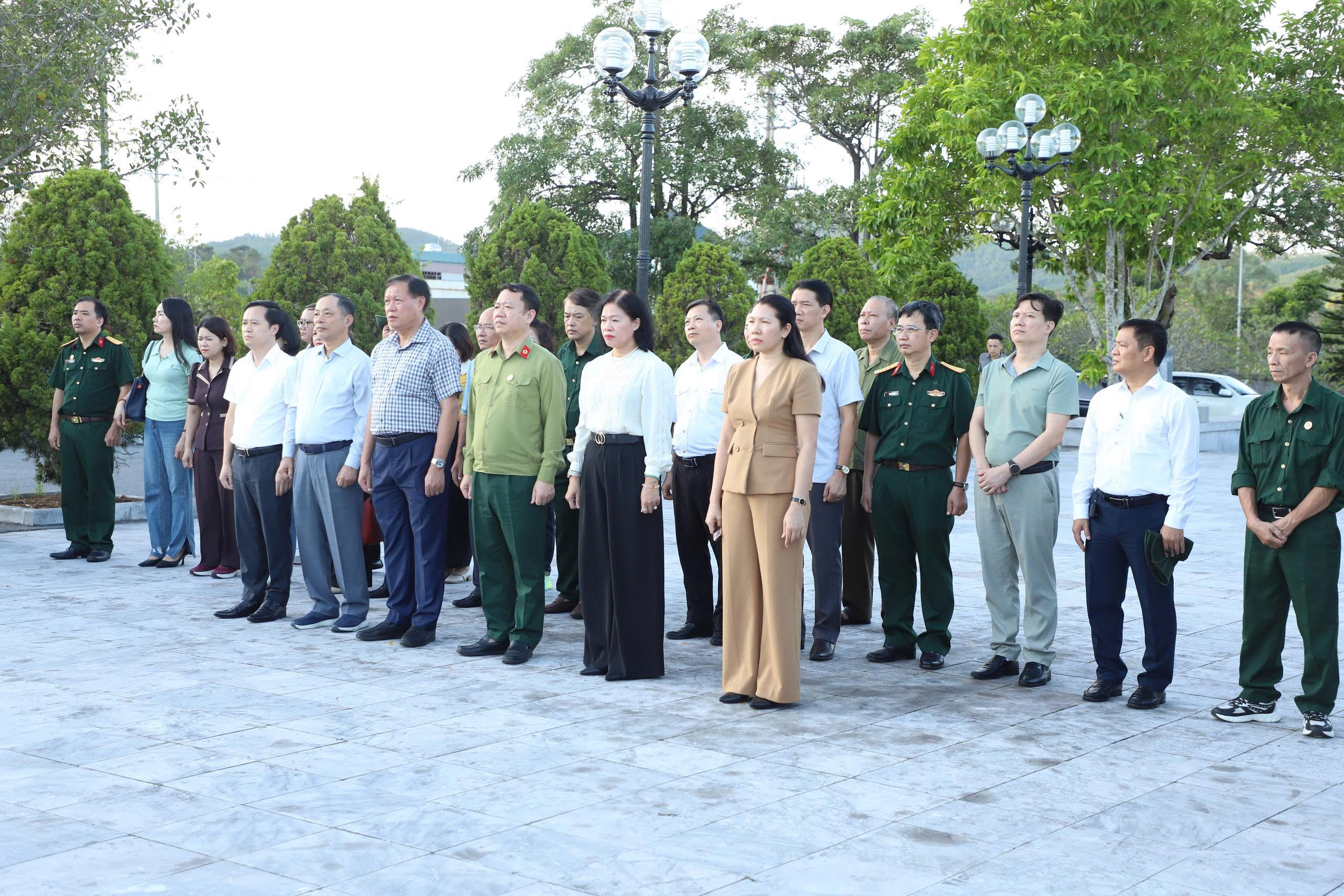 Gallery - Thứ trưởng Đỗ Xuân Tuyên và đoàn Hội Cựu chiến binh Bộ Y tế tri ân các Anh hùng,Liệt sĩ tại Quảng Ninh - image 4