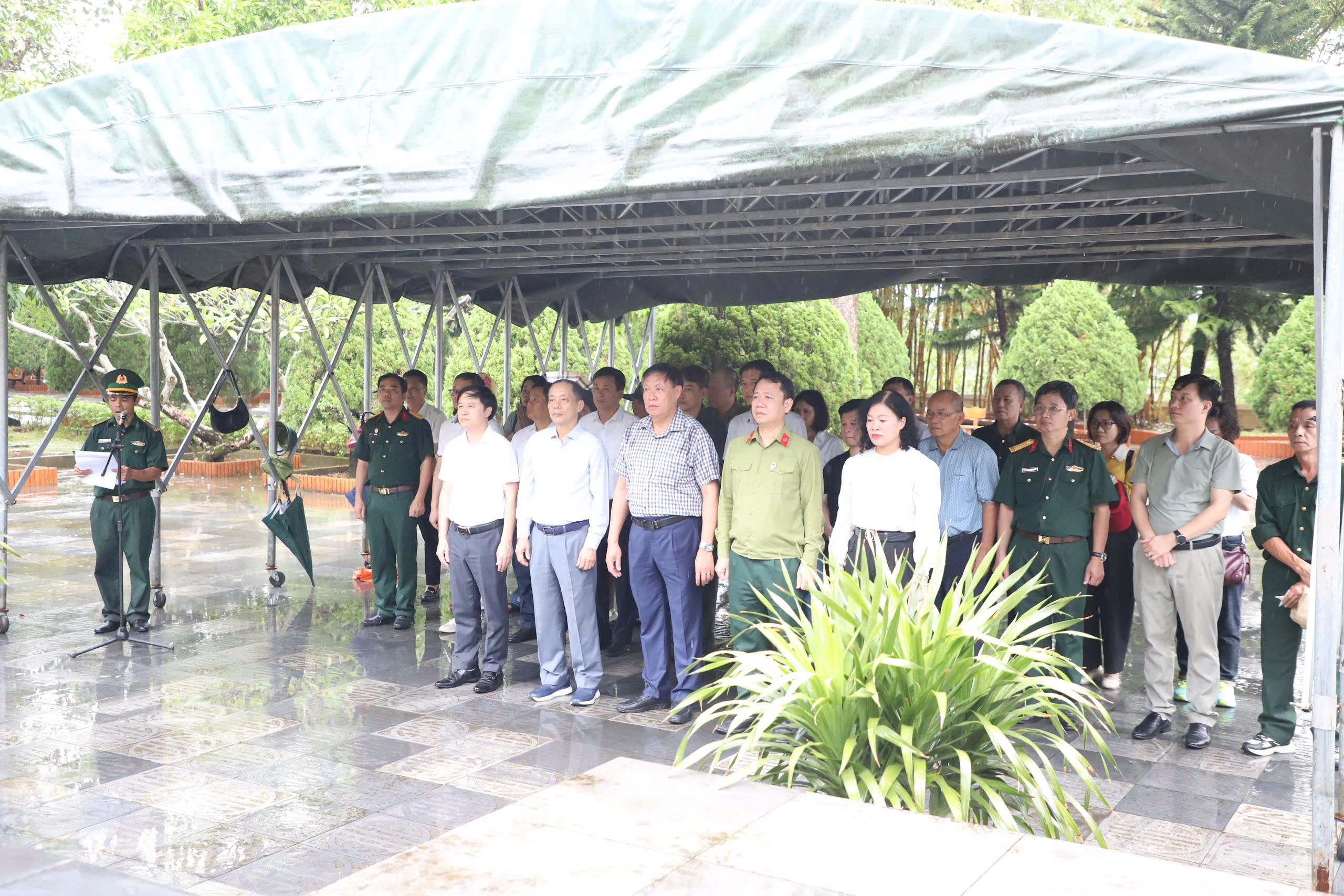 Gallery - Thứ trưởng Đỗ Xuân Tuyên và đoàn Hội Cựu chiến binh Bộ Y tế tri ân các Anh hùng,Liệt sĩ tại Quảng Ninh - image 5