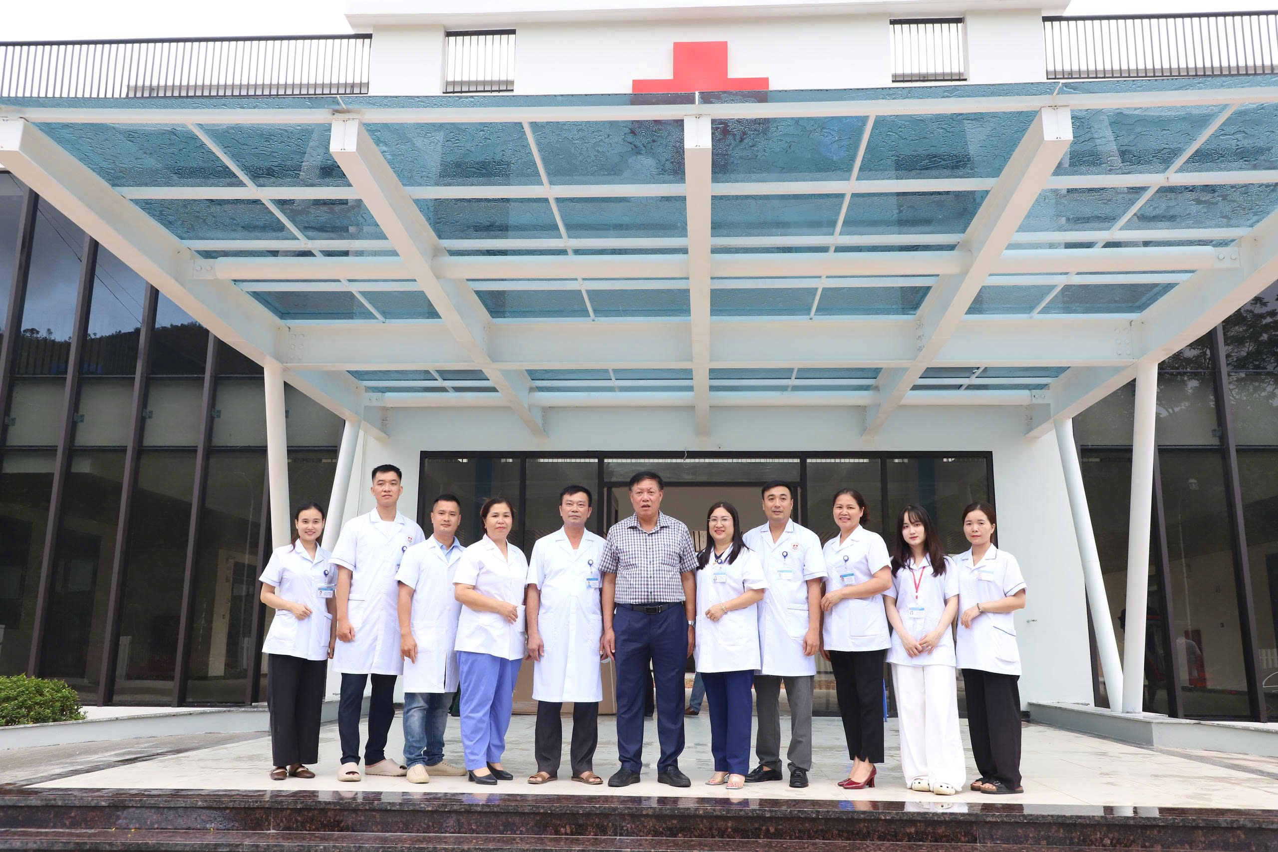 Thứ trưởng Đỗ Xuân Tuyên và đoàn Hội Cựu chiến binh Bộ Y tế tri ân cácAnhhùng,LiệtsĩtạiQuảngNinh - Ảnh 11.