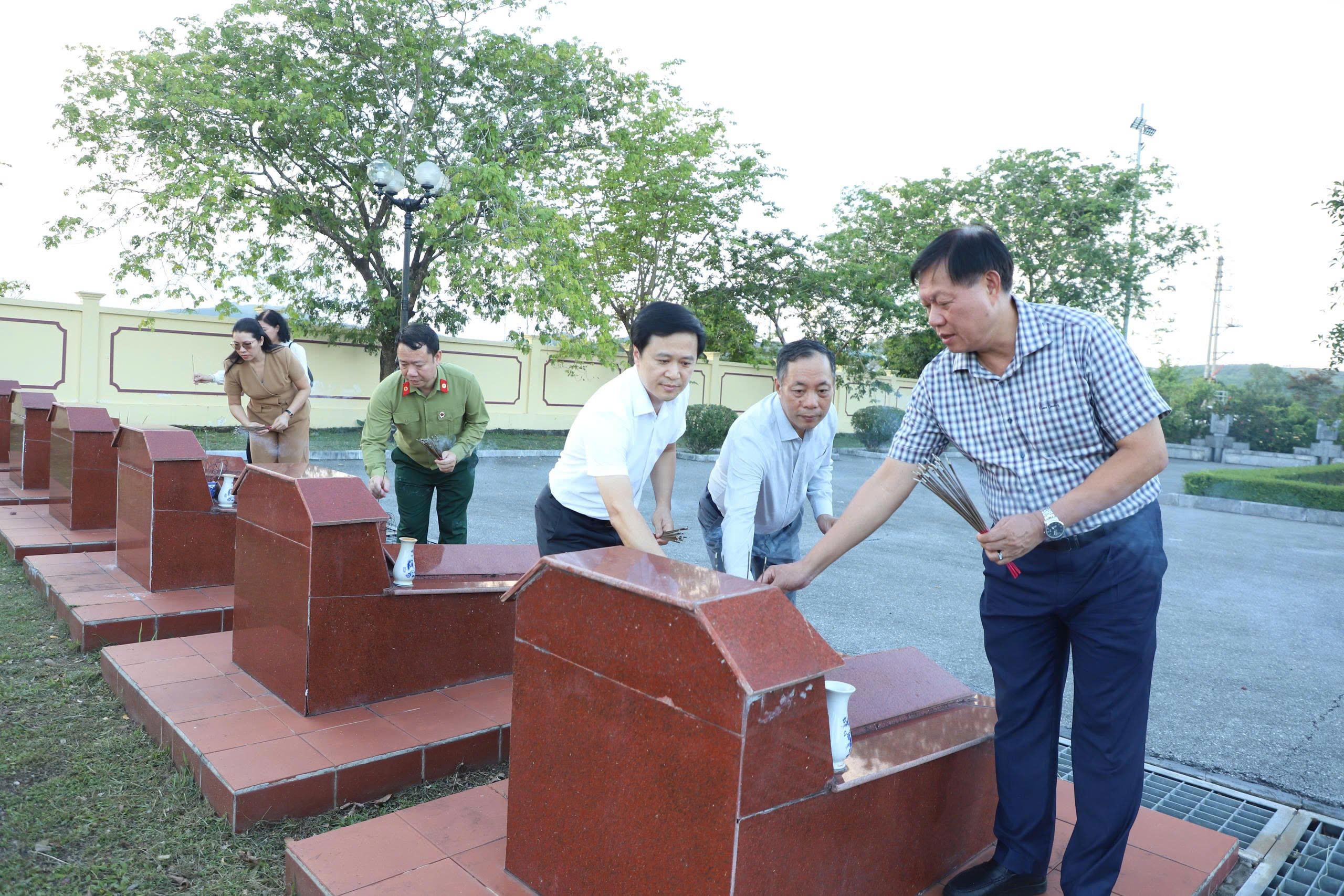 Gallery - Thứ trưởng Đỗ Xuân Tuyên và đoàn Hội Cựu chiến binh Bộ Y tế tri ân các Anh hùng,Liệt sĩ tại Quảng Ninh - image 10