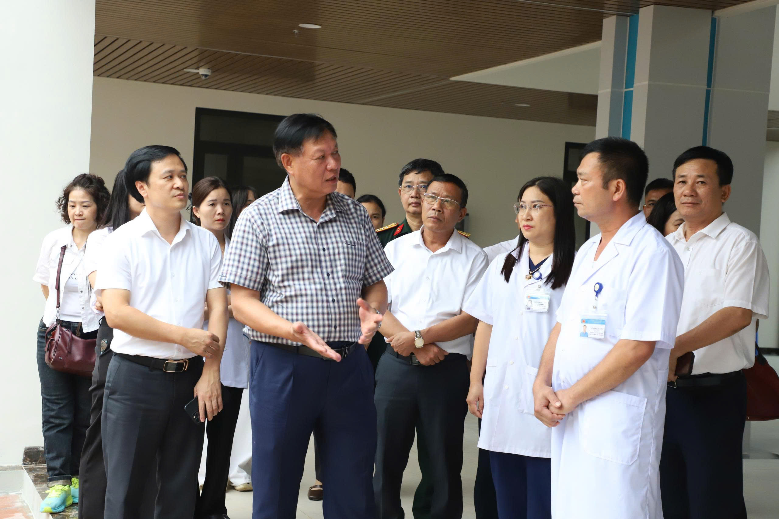 Gallery - Thứ trưởng Đỗ Xuân Tuyên và đoàn Hội Cựu chiến binh Bộ Y tế tri ân các Anh hùng,Liệt sĩ tại Quảng Ninh - image 11