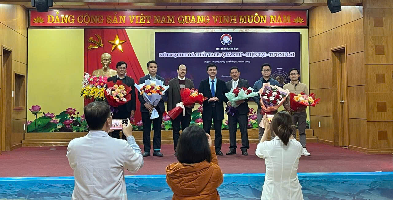Người giữ lại thời gian: Bản tráng ca về y đức giữa lằn ranh sinh tử - Ảnh 2.