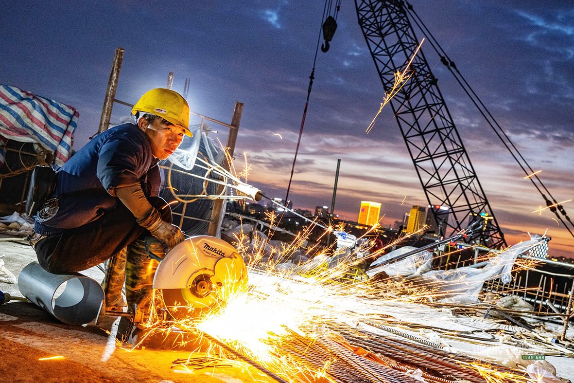 Tăng tốc thi công cầu Trần Hưng Đạo: Hàng trăm công nhân làm việc ngày đêm- Ảnh 8.