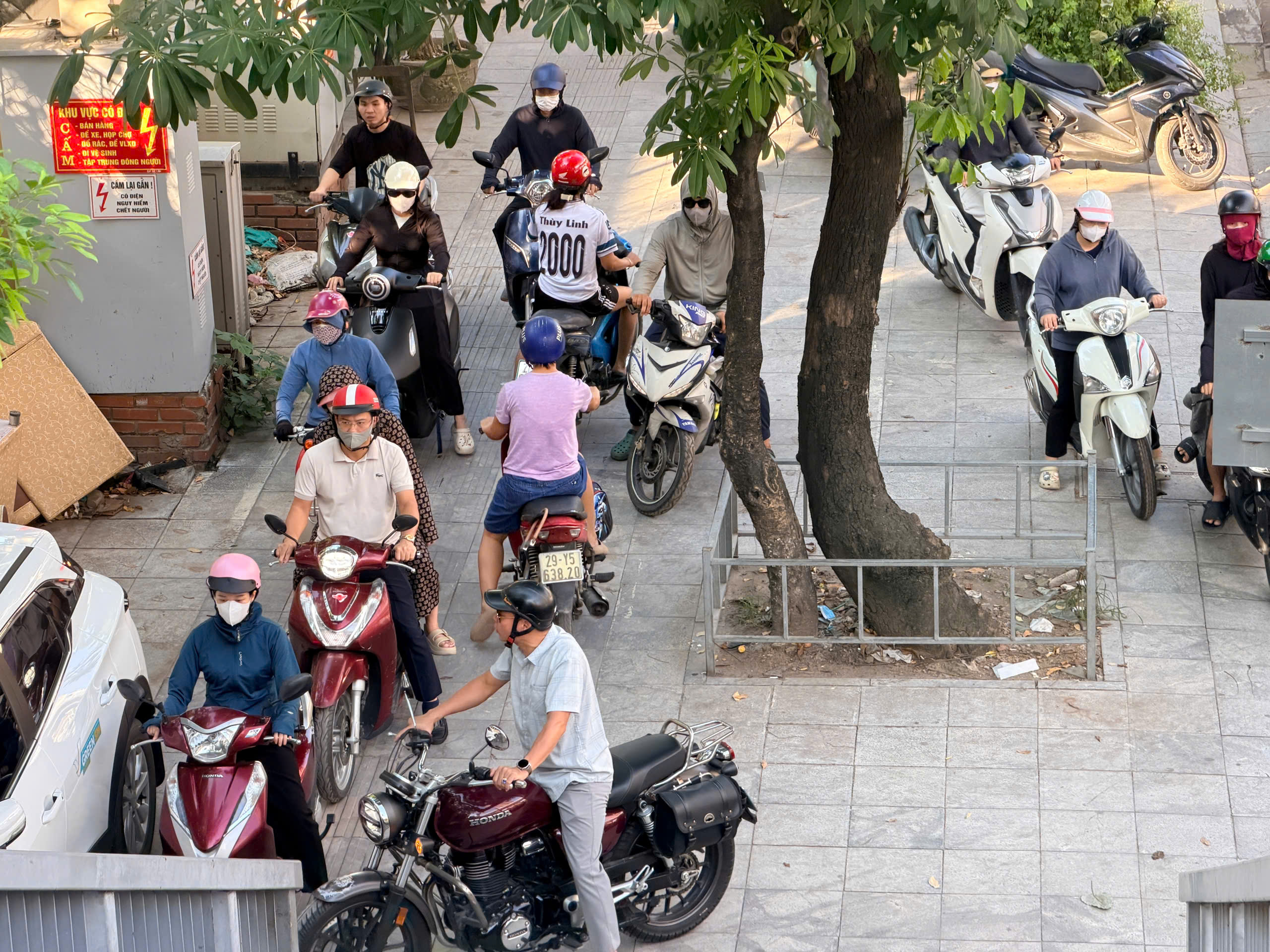 Giao thông Hà Nội 'nghẹt thở' trong ngày đầu trở lại làm việc sau kỳ nghỉ 2/9- Ảnh 10.