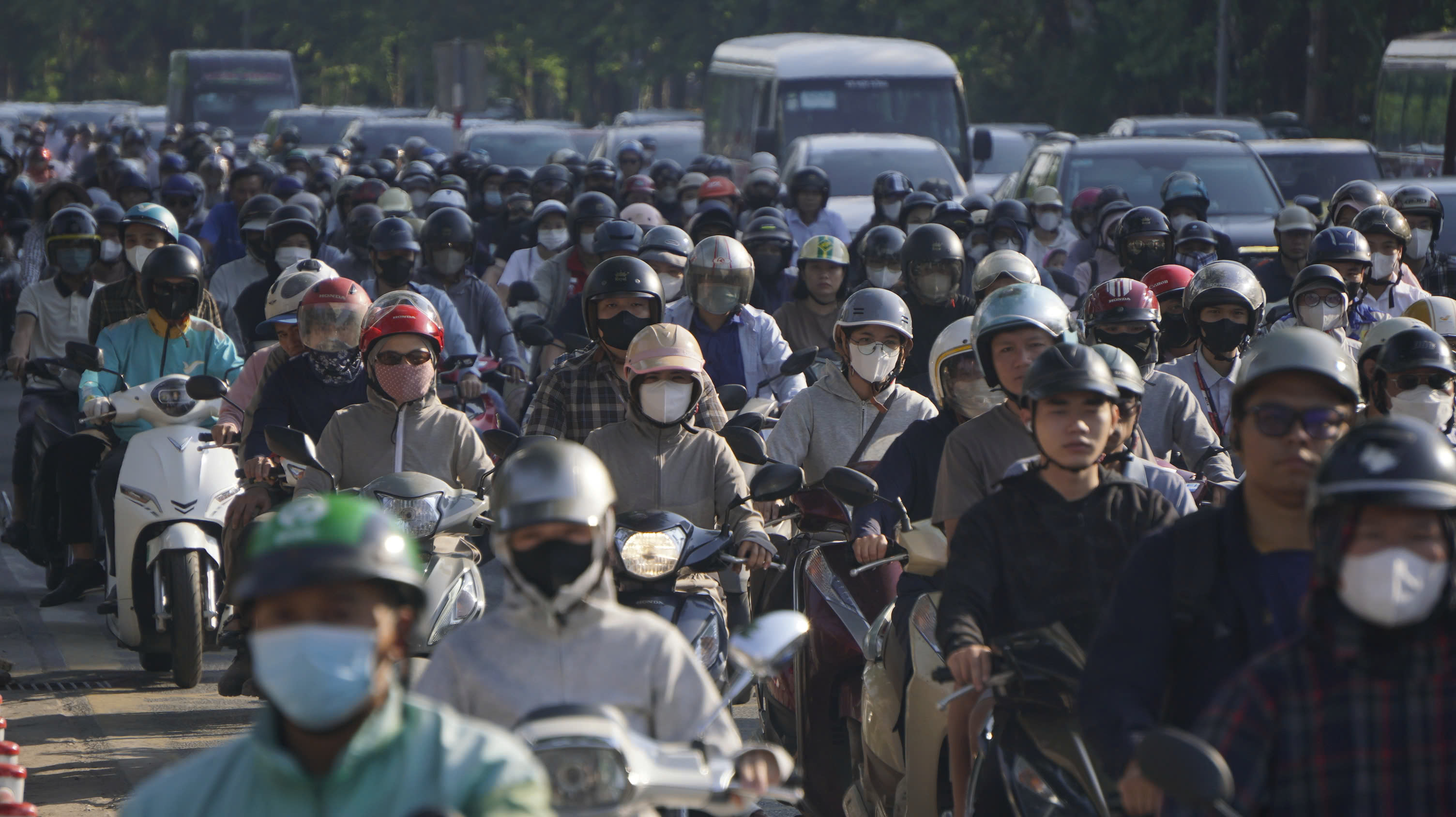 Giao thông Hà Nội 'nghẹt thở' trong ngày đầu trở lại làm việc sau kỳ nghỉ 2/9- Ảnh 4.