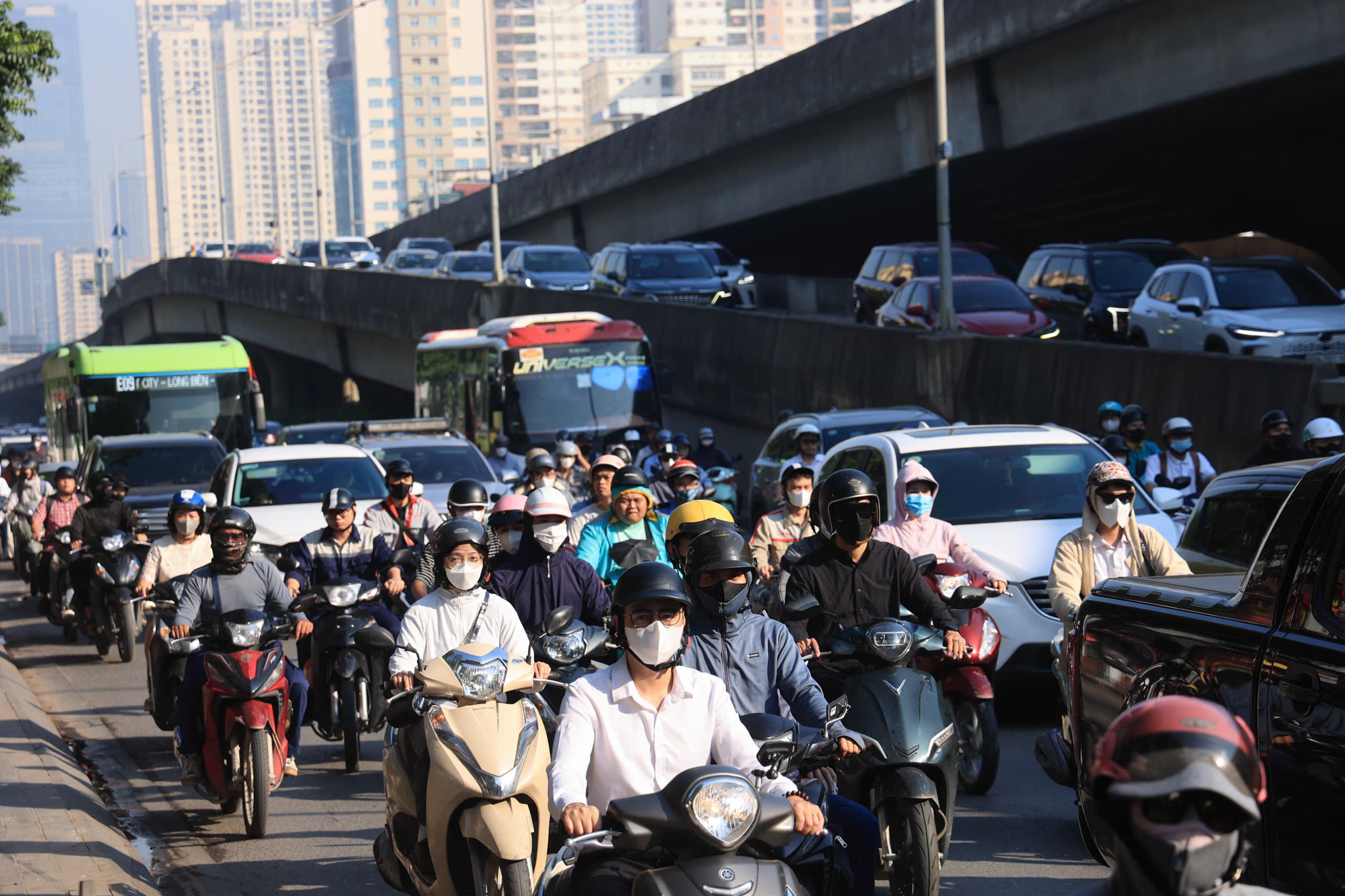 Giao thông Hà Nội 'nghẹt thở' trong ngày đầu trở lại làm việc sau kỳ nghỉ 2/9- Ảnh 8.