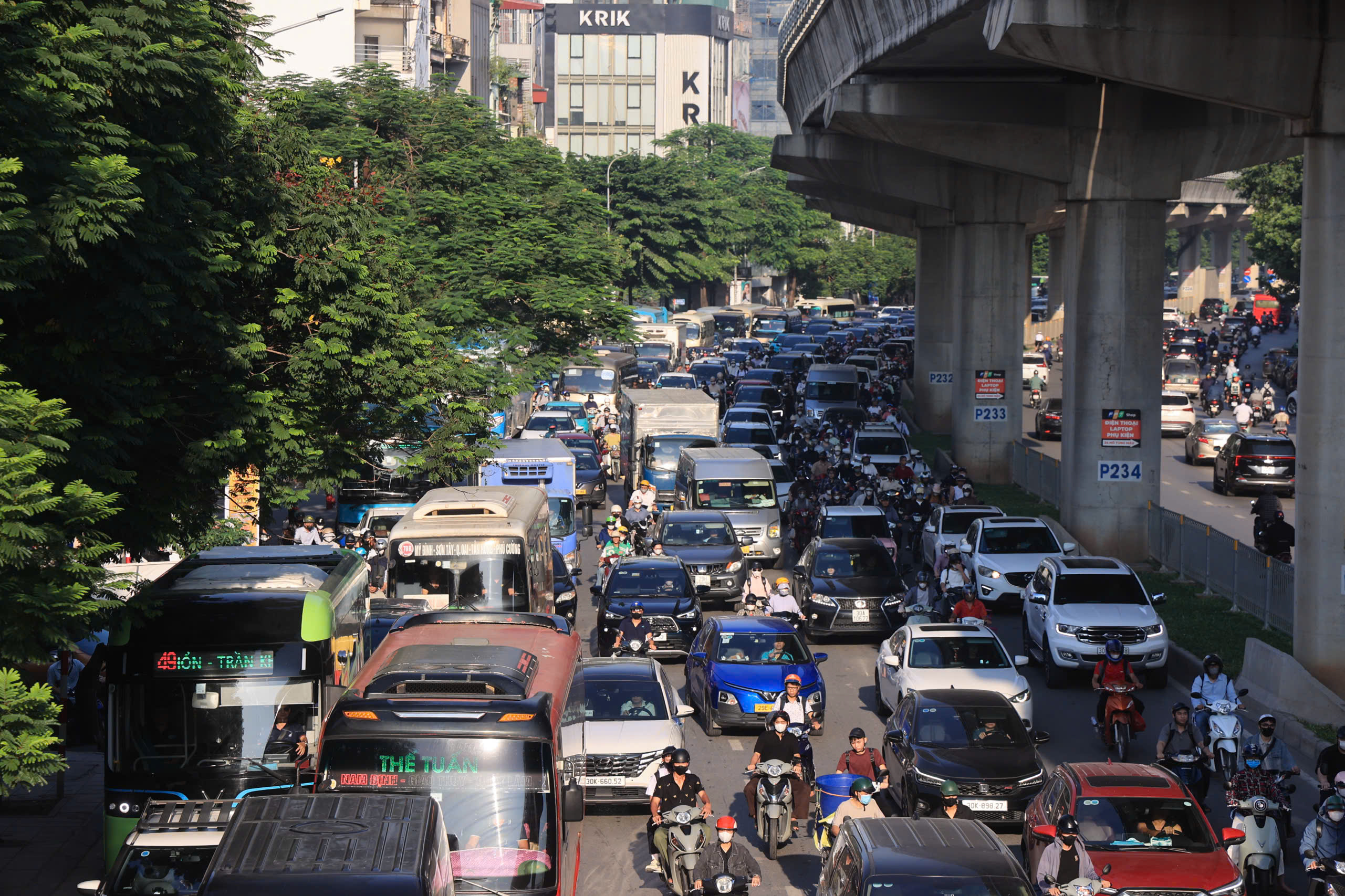 Giao thông Hà Nội 'nghẹt thở' trong ngày đầu trở lại làm việc sau kỳ nghỉ 2/9- Ảnh 9.