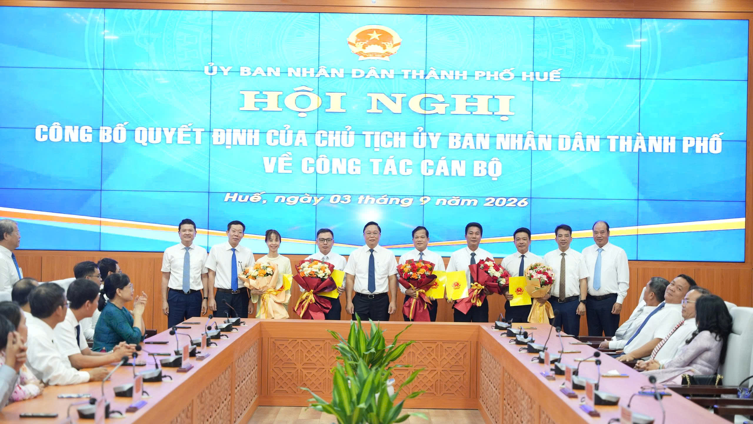 Huế công bố quyết định điều động, bổ nhiệm cán bộ - Ảnh 2.