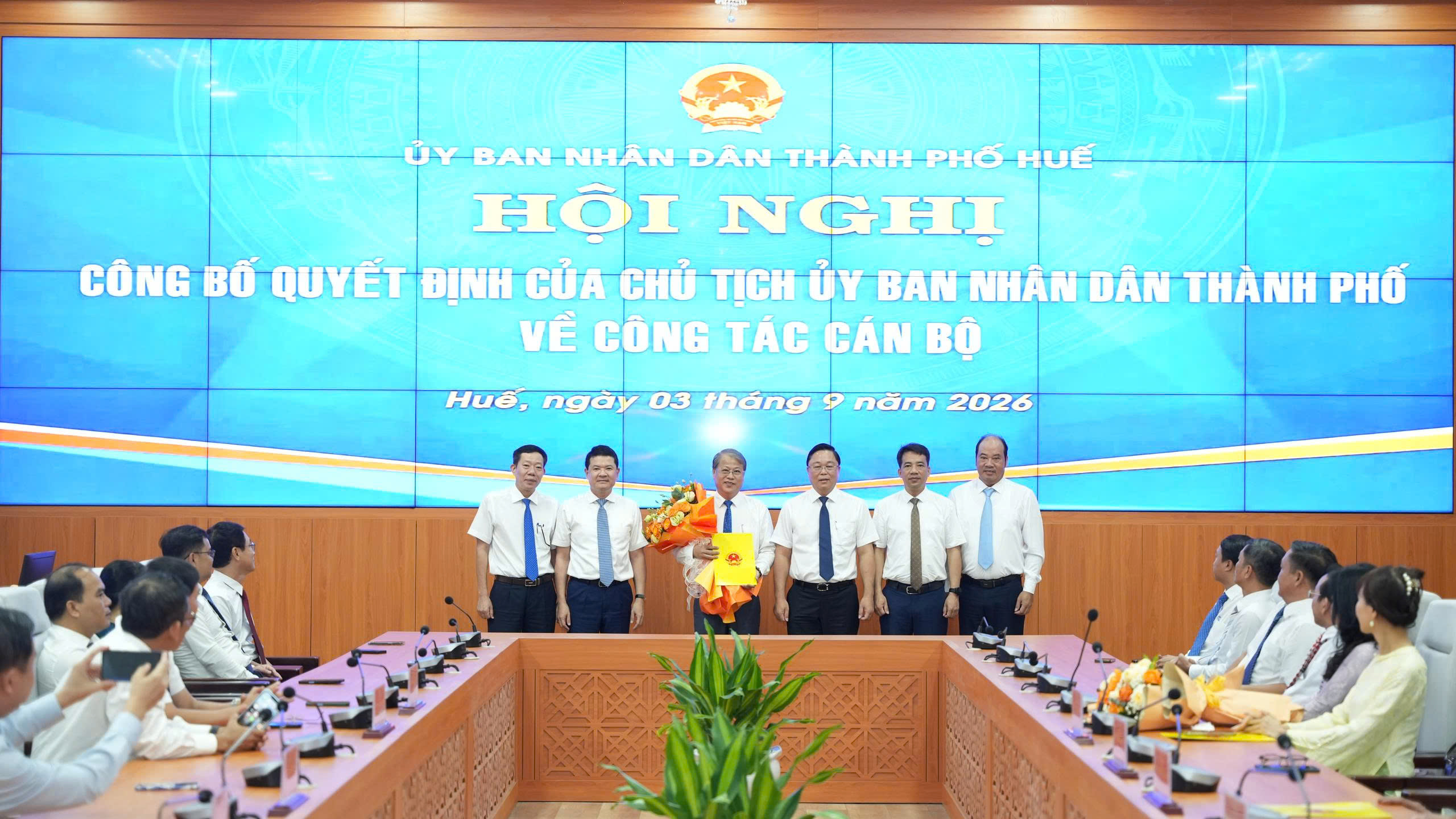 Huế công bố quyết định điều động, bổ nhiệm cán bộ - Ảnh 3.