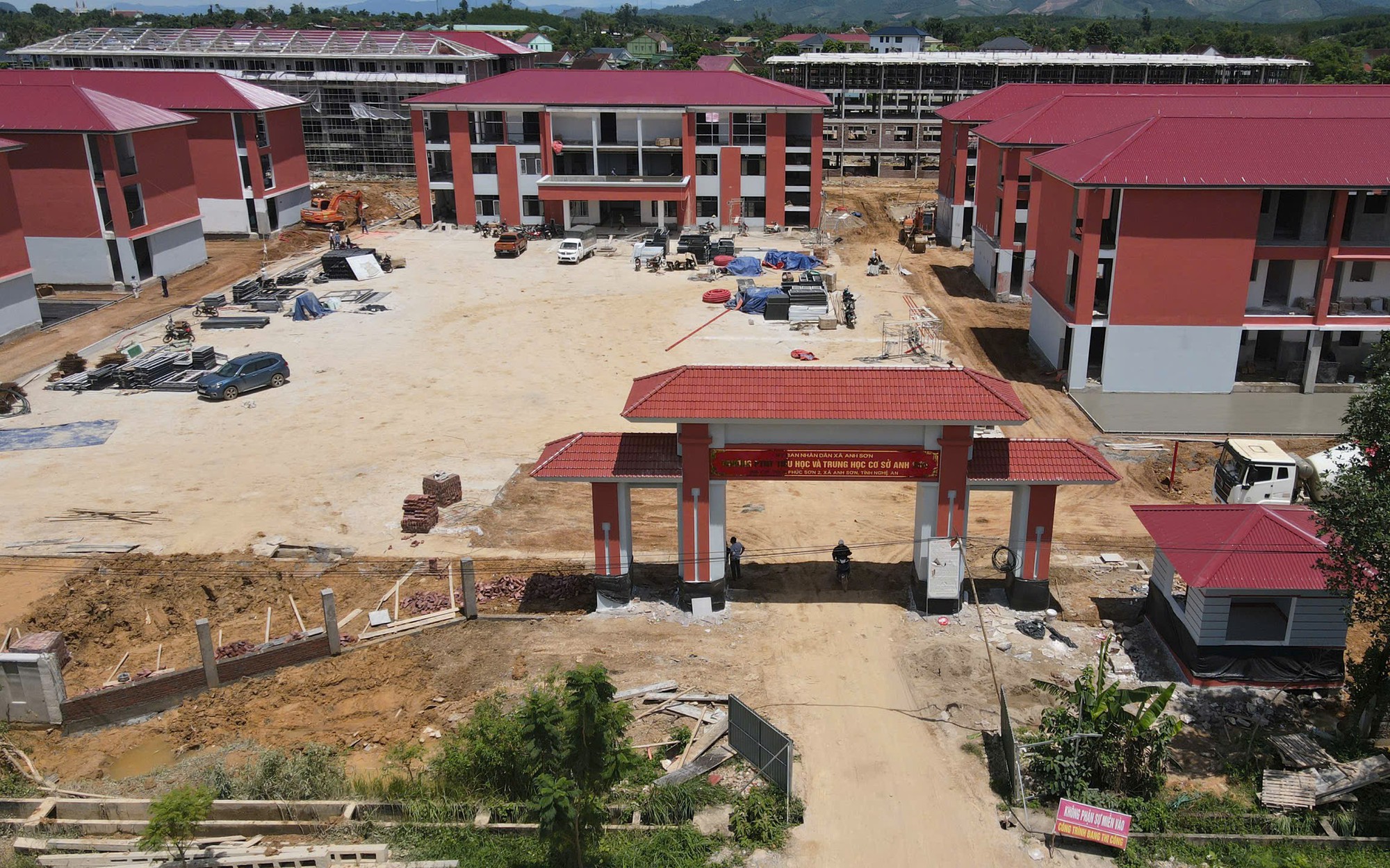 Hơn 14.000 học sinh Nghệ An khai giảng trong những trường nội trú mới- Ảnh 4.