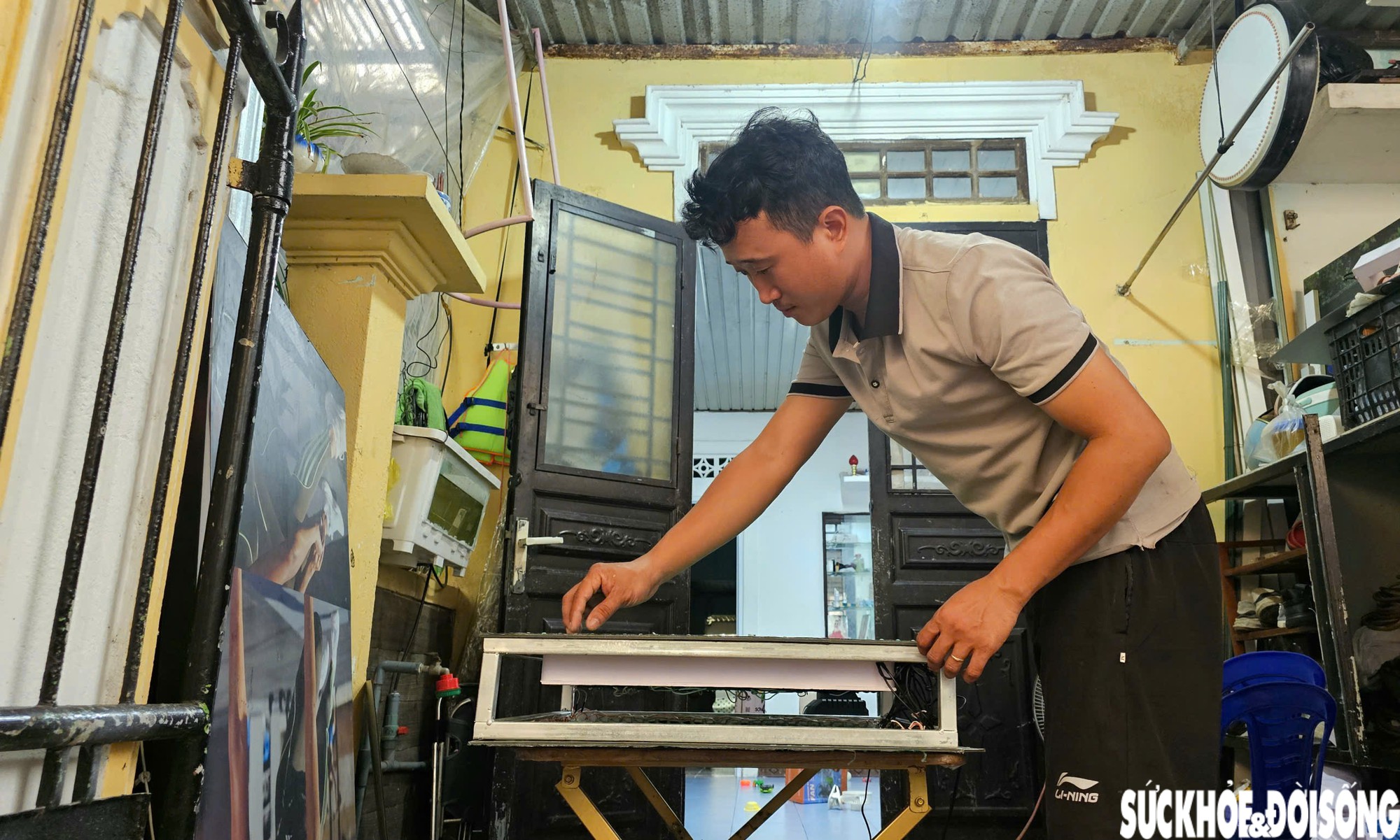 Người dân sống trong khuôn viên lăng vua ở Huế mòn mỏi chờ di dời - Ảnh 4.