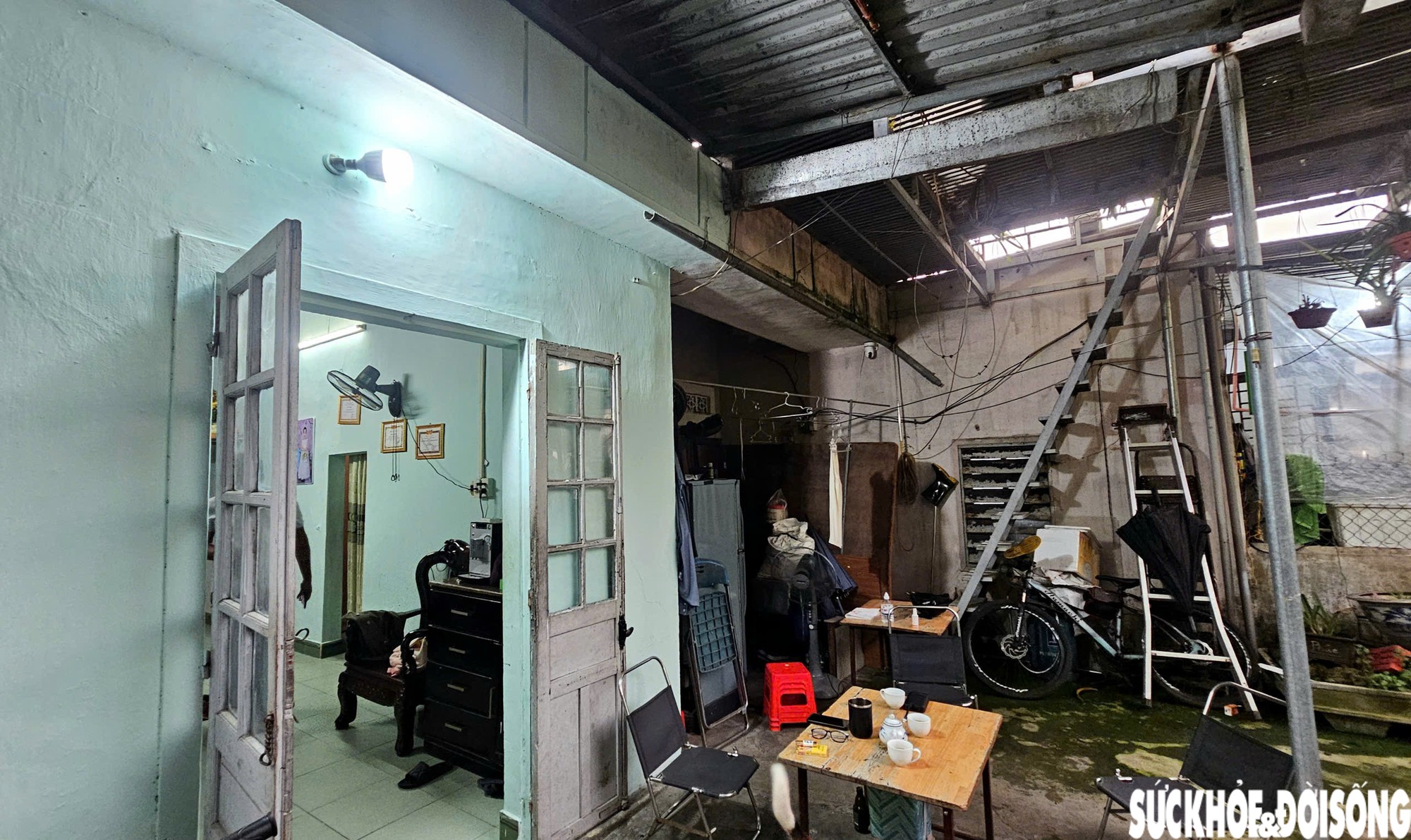 Người dân sống trong khuôn viên lăng vua ở Huế mòn mỏi chờ di dời - Ảnh 3.