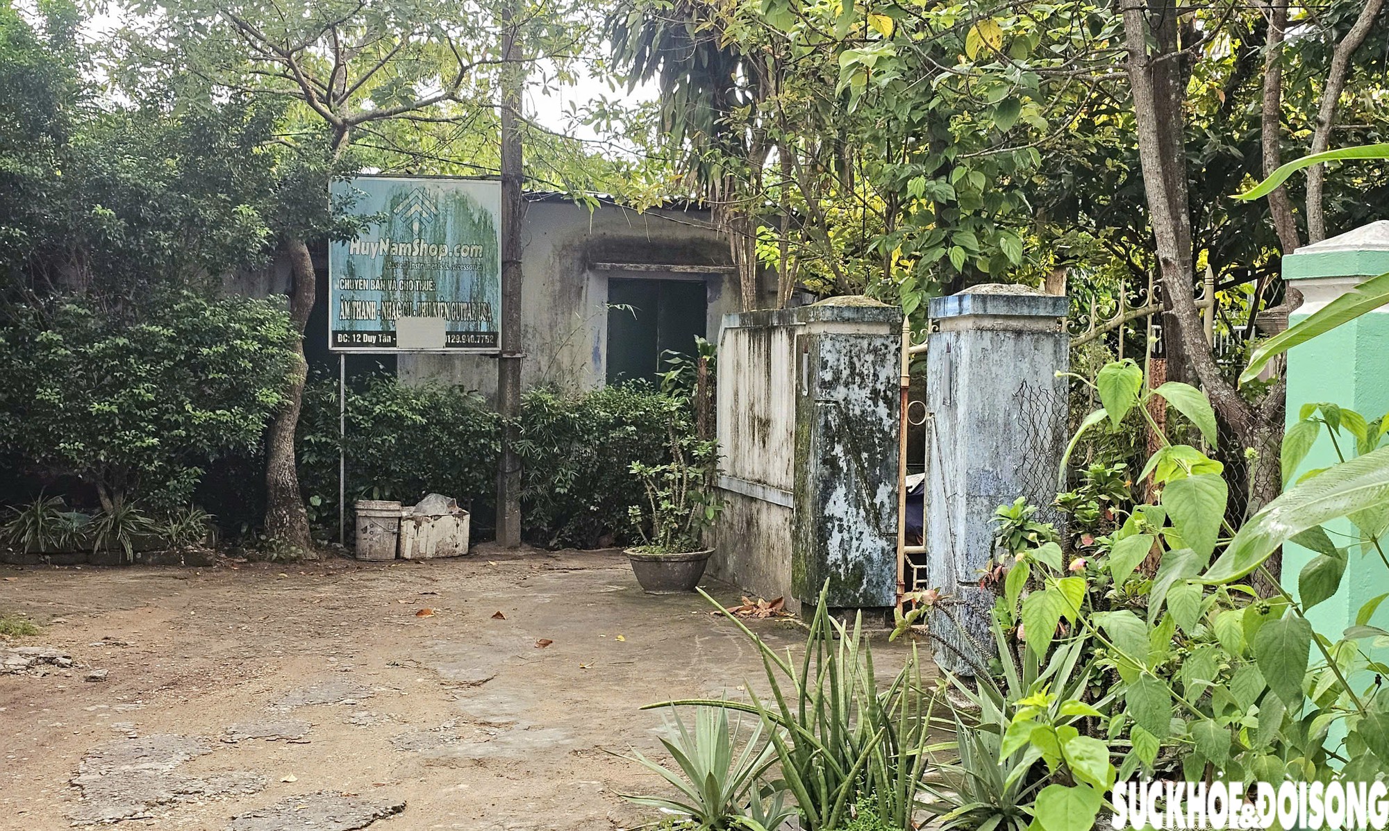 Người dân sống trong khuôn viên lăng vua ở Huế mòn mỏi chờ di dời - Ảnh 6.