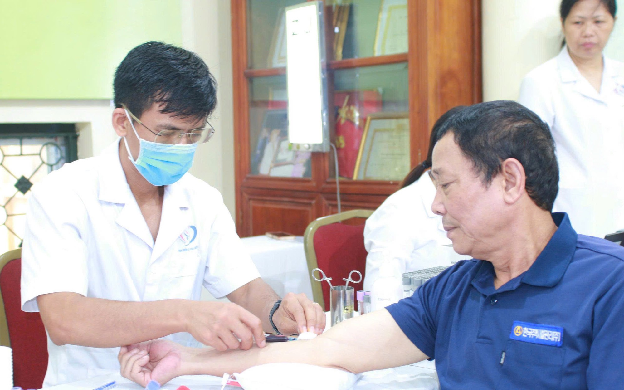 Bộ Y tế gỡ vướng chi tiết trong triển khai khám sức khỏe định kỳ miễn phí toàn dân - Ảnh 3.