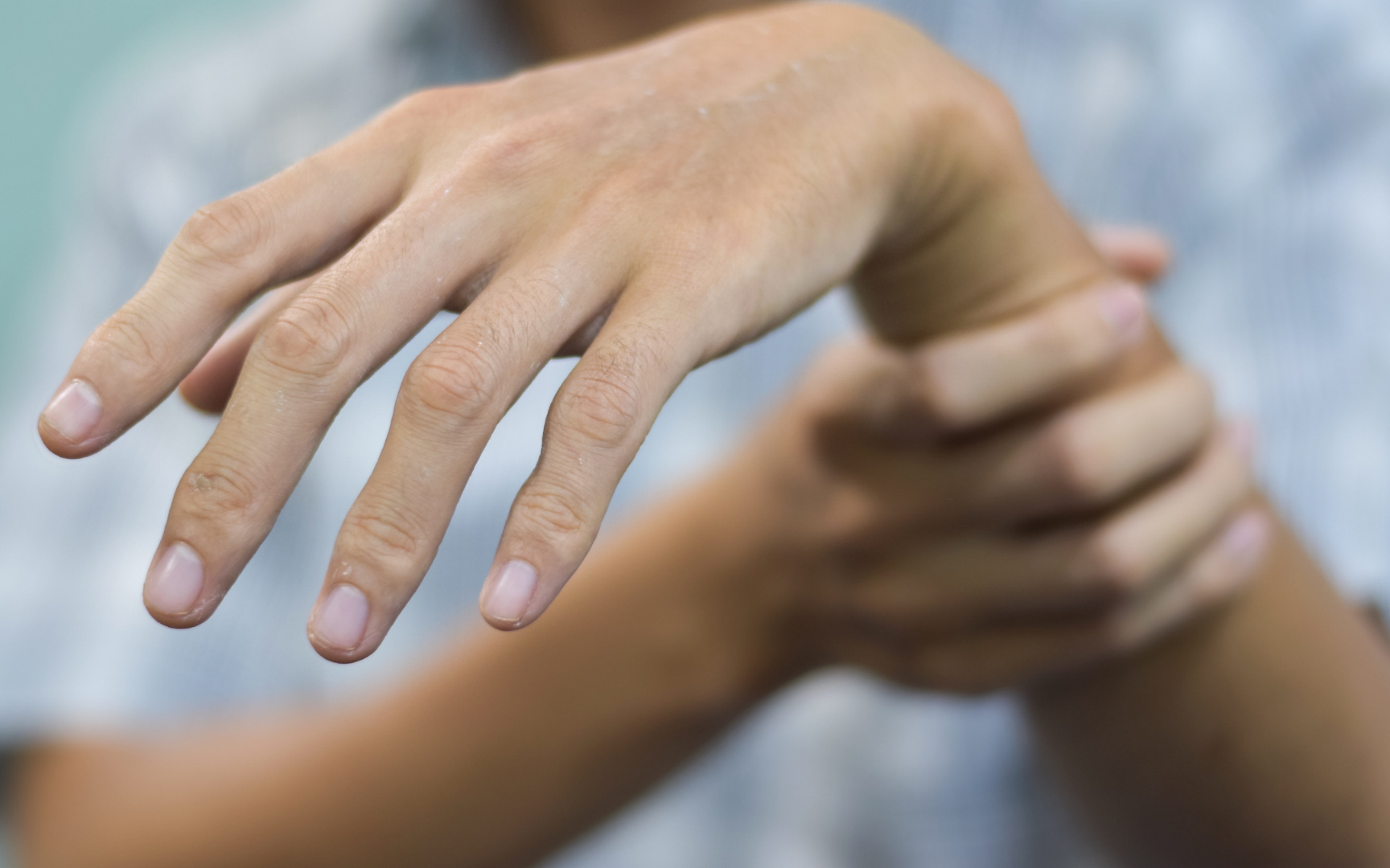 Nguy cơ thoát vị đĩa đệm do ngồi sai cách - Ảnh 2.