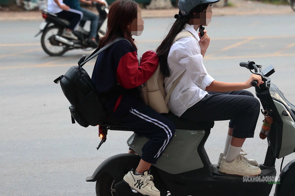 Phụ huynh cần làm gương để con an toàn trên đường đến trường- Ảnh 6.
