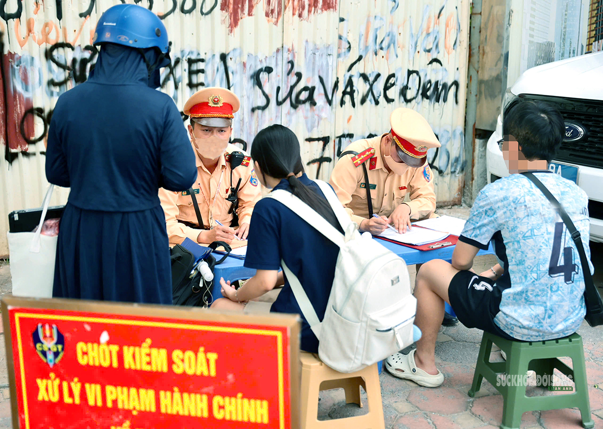 Phụ huynh cần làm gương để con an toàn trên đường đến trường- Ảnh 8.